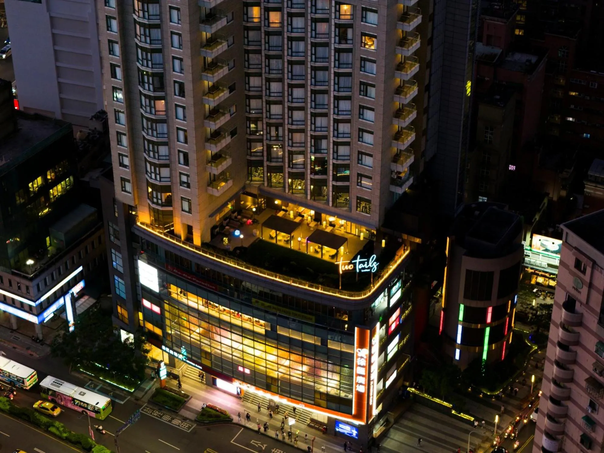 Property building in Two Tails Hotel Luzhou