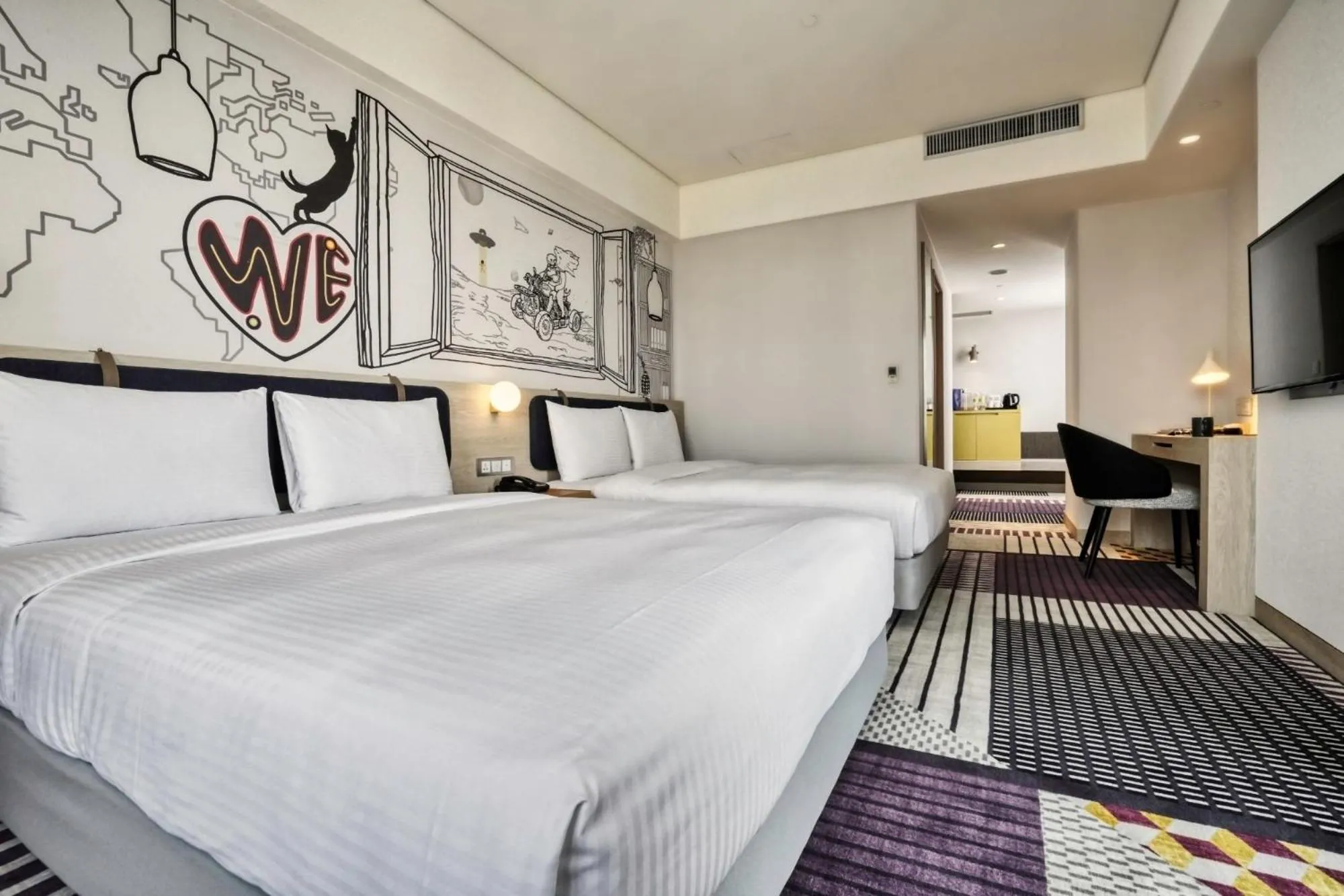 Photo of the whole room, Bed in Two Tails Hotel Luzhou