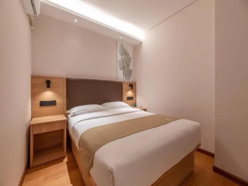 Bed in GreenTree Inn Ji‘nan Shanda Road Business Hotel