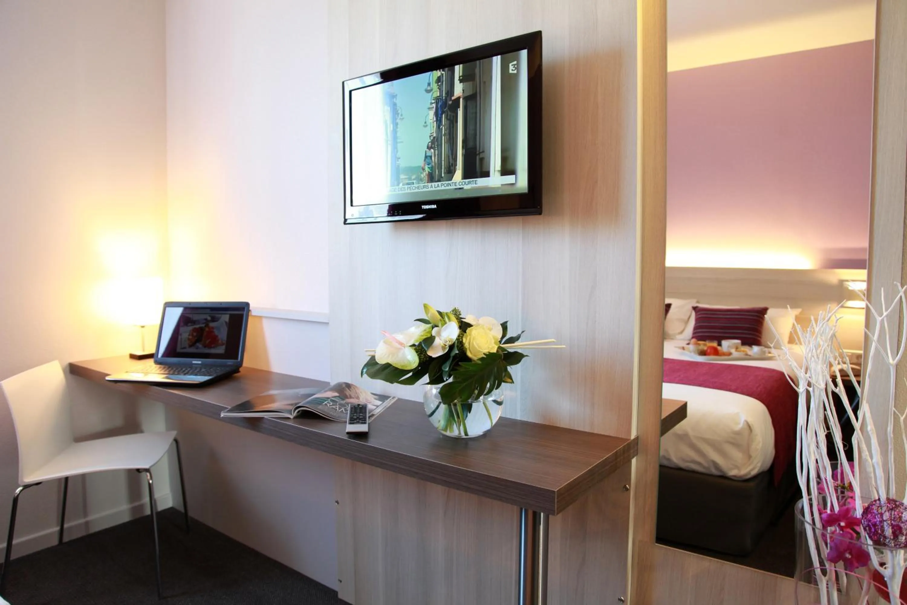 TV and multimedia, Bed in Brit Hotel Vannes - Theix Golfe du Morbihan