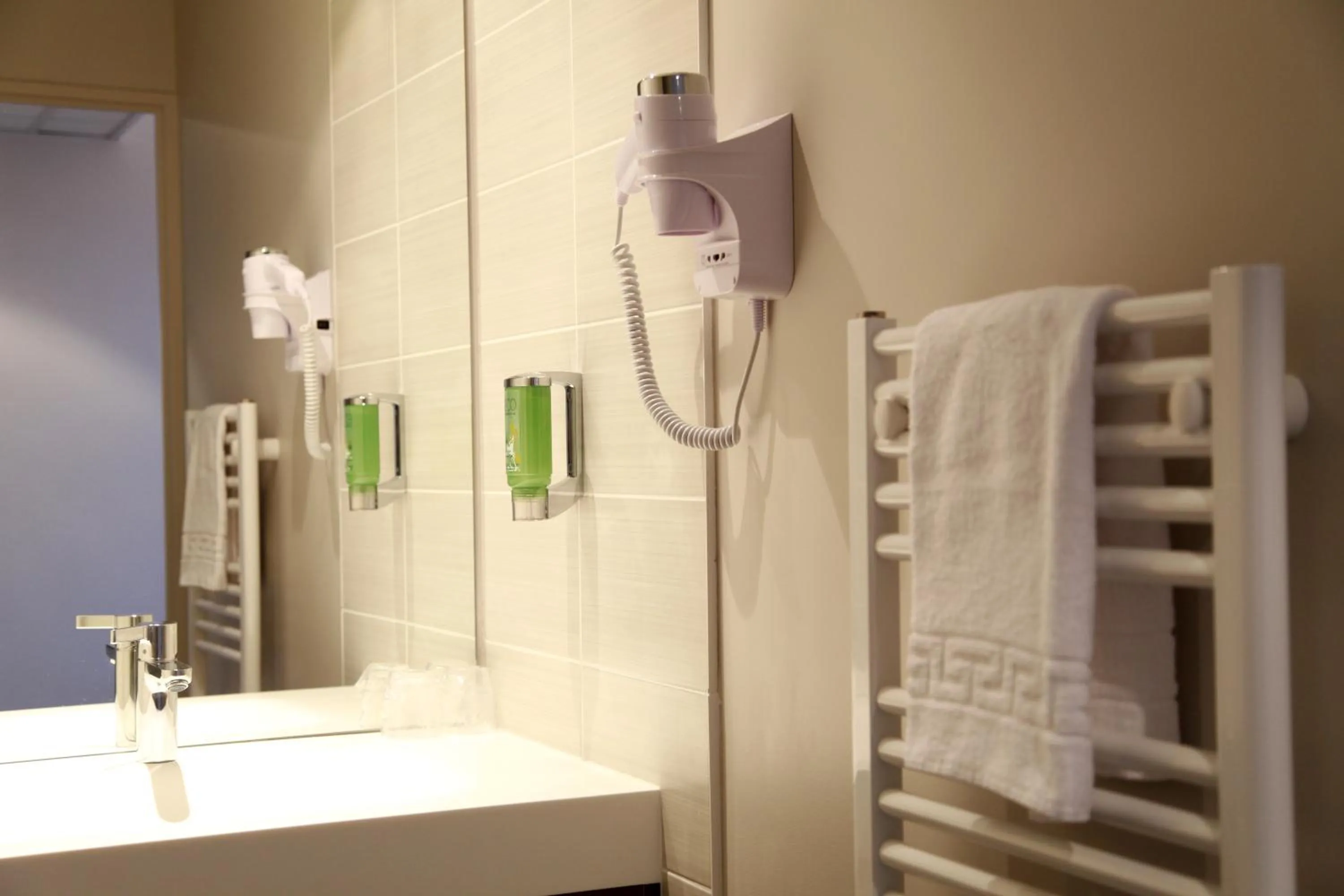 Bathroom in Brit Hotel Vannes - Theix Golfe du Morbihan