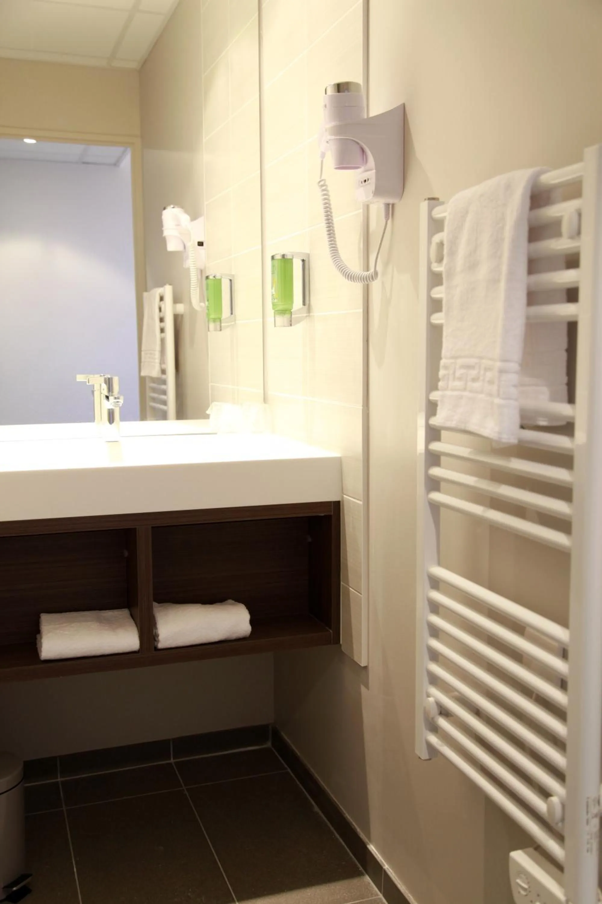 Bathroom in Brit Hotel Vannes - Theix Golfe du Morbihan