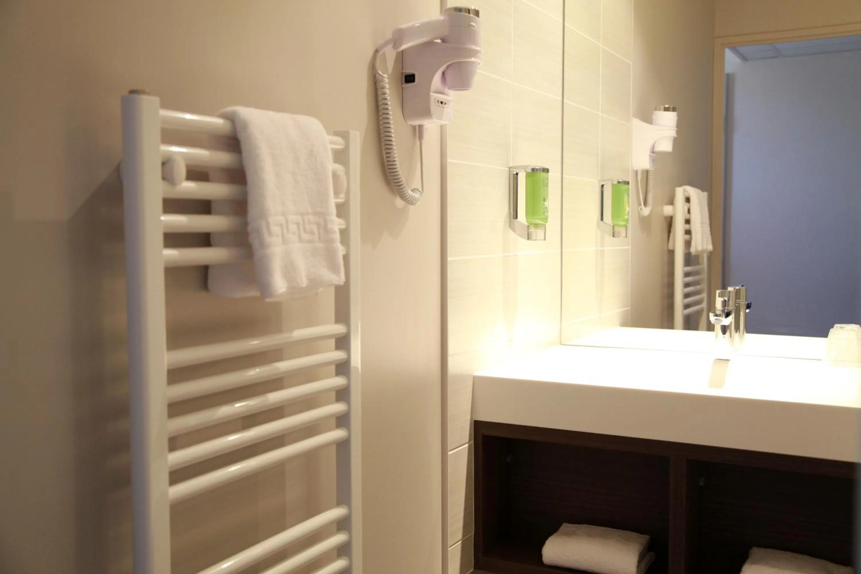 Bathroom in Brit Hotel Vannes - Theix Golfe du Morbihan