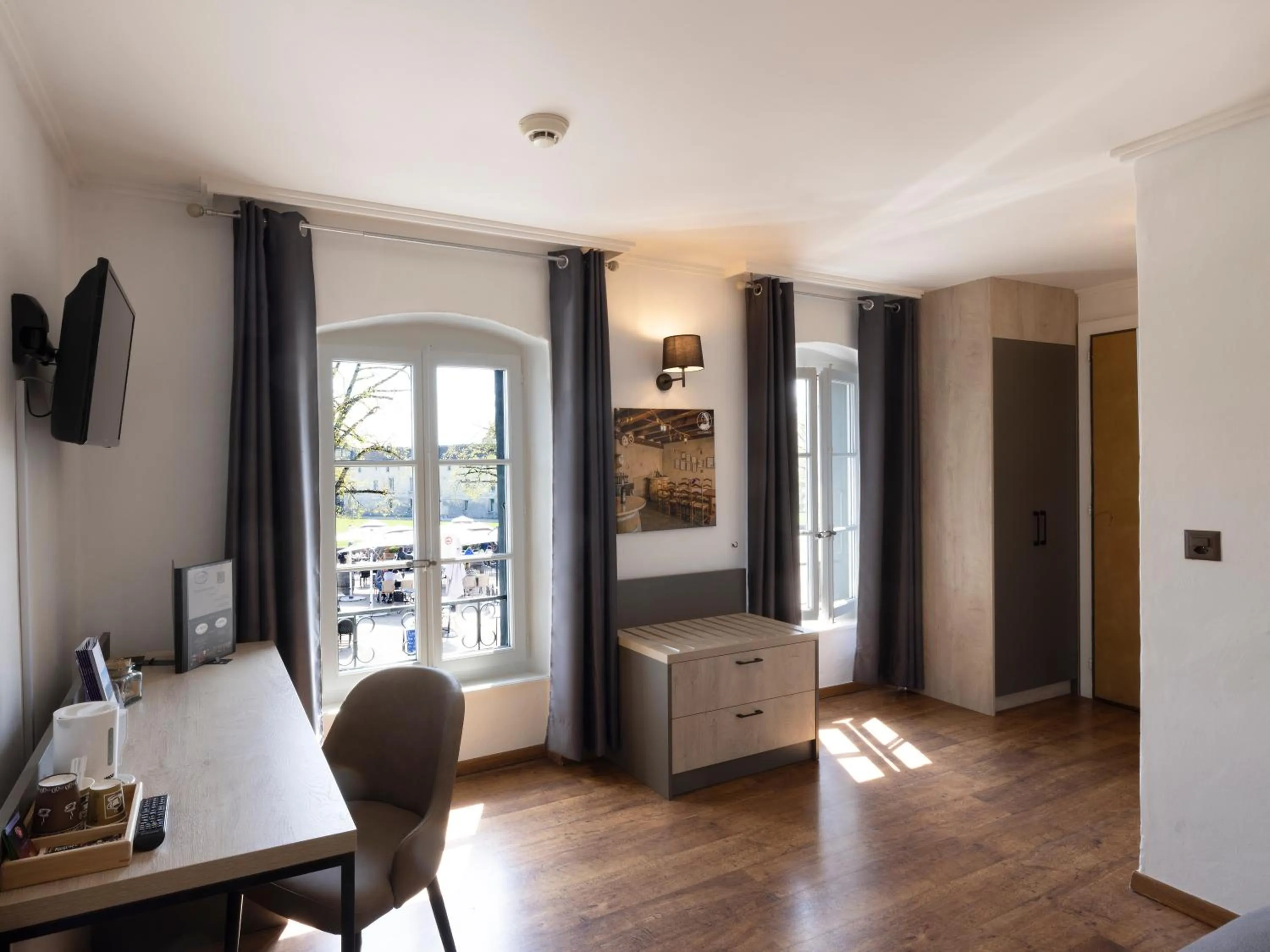 Photo of the whole room in L'Hôtel by Hostellerie du Château