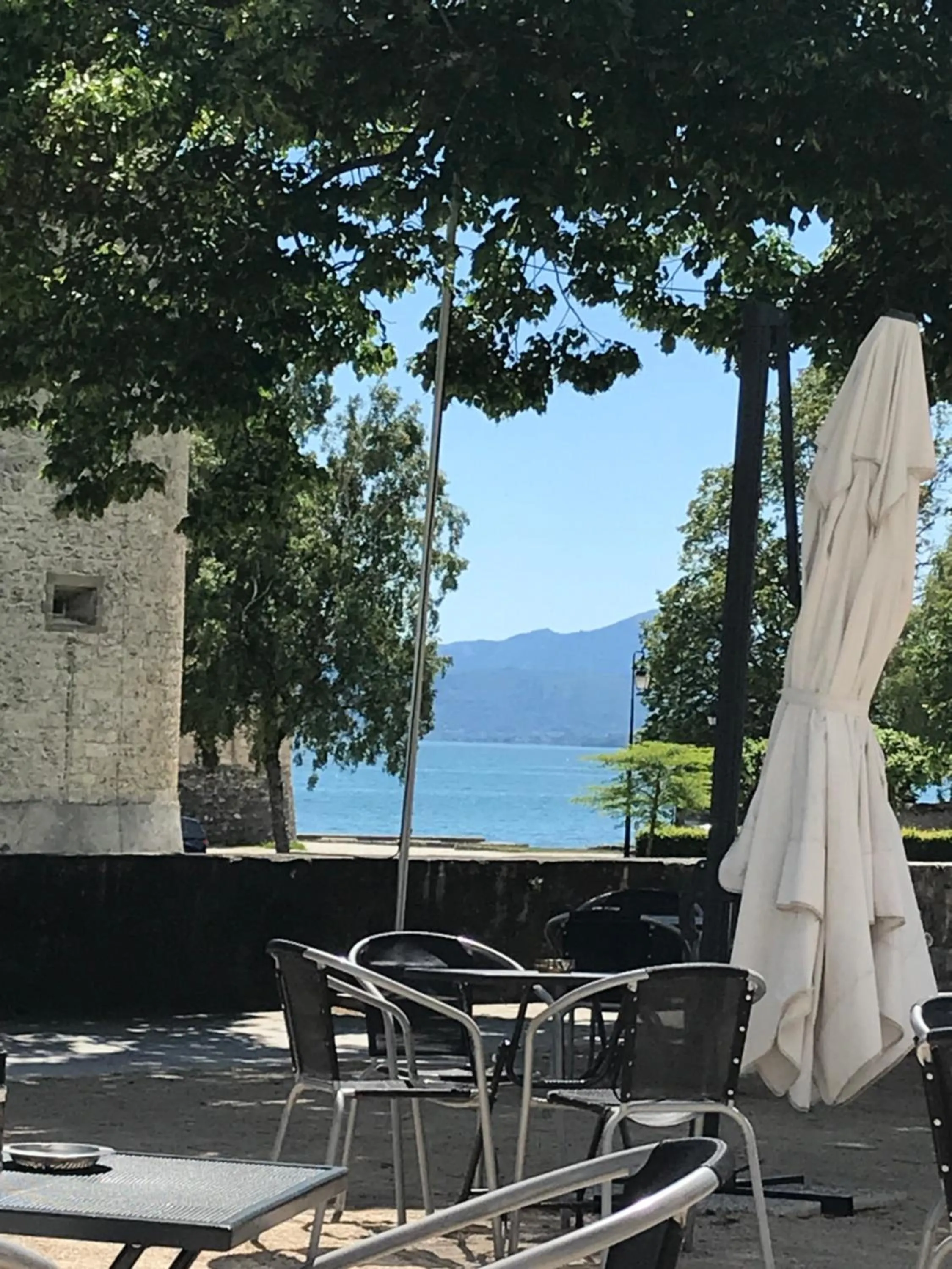 Patio in L'Hôtel by Hostellerie du Château