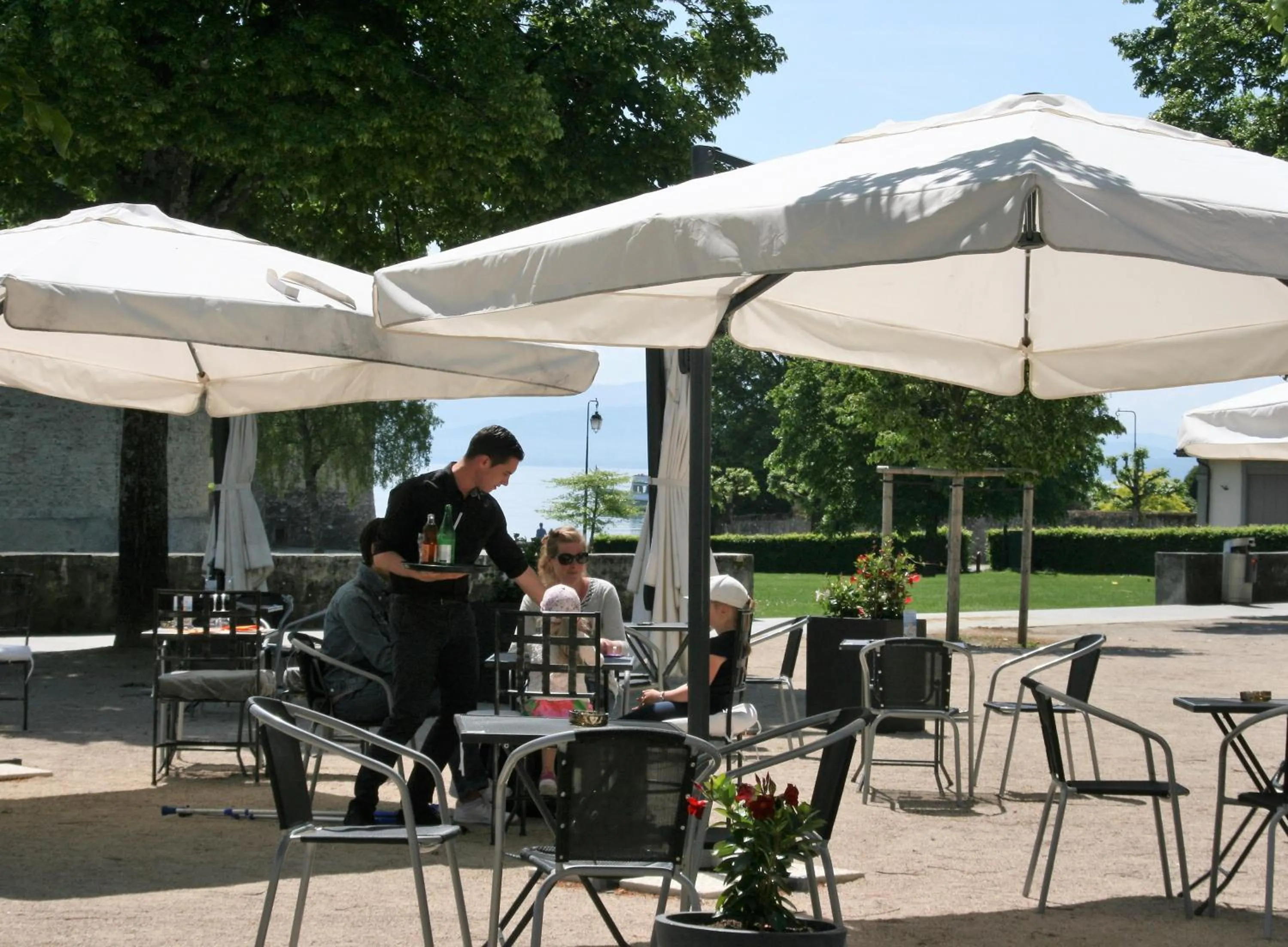 Patio in L'Hôtel by Hostellerie du Château