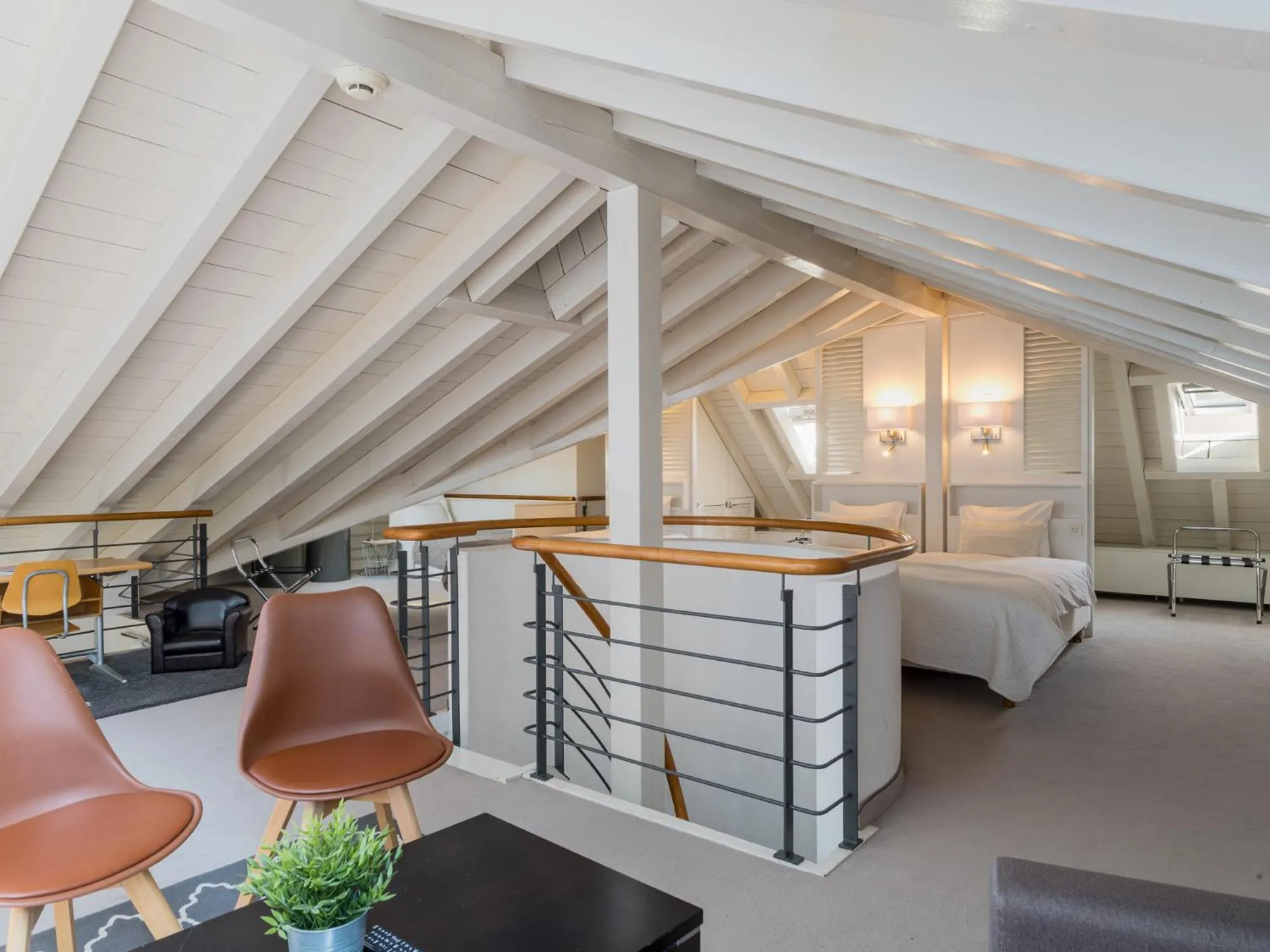 Photo of the whole room in L'Hôtel by Hostellerie du Château