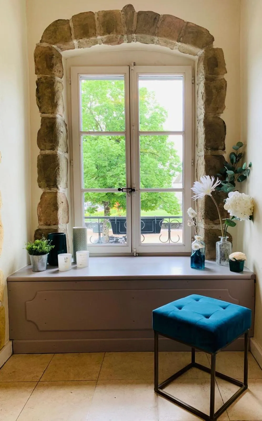 Lobby or reception in L'Hôtel by Hostellerie du Château