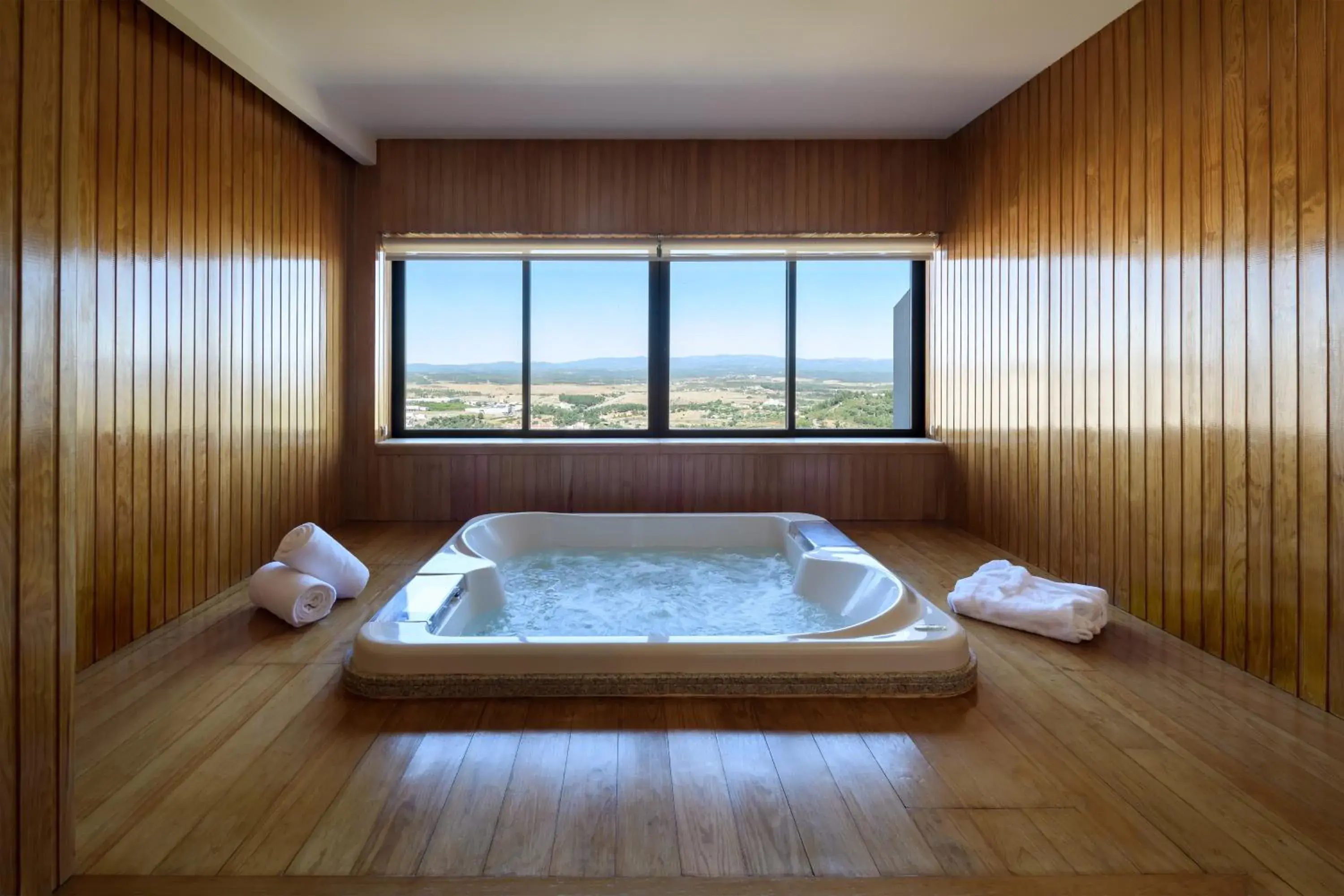 Master Suite with Jacuzzi in Meliá Castelo Branco Master Suite with Jacuzzi in Meliá Castelo Branco