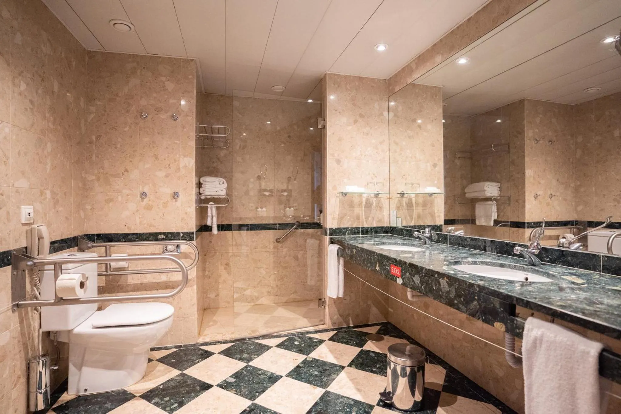 Photo of the whole room in Holiday Inn Porto Gaia by IHG