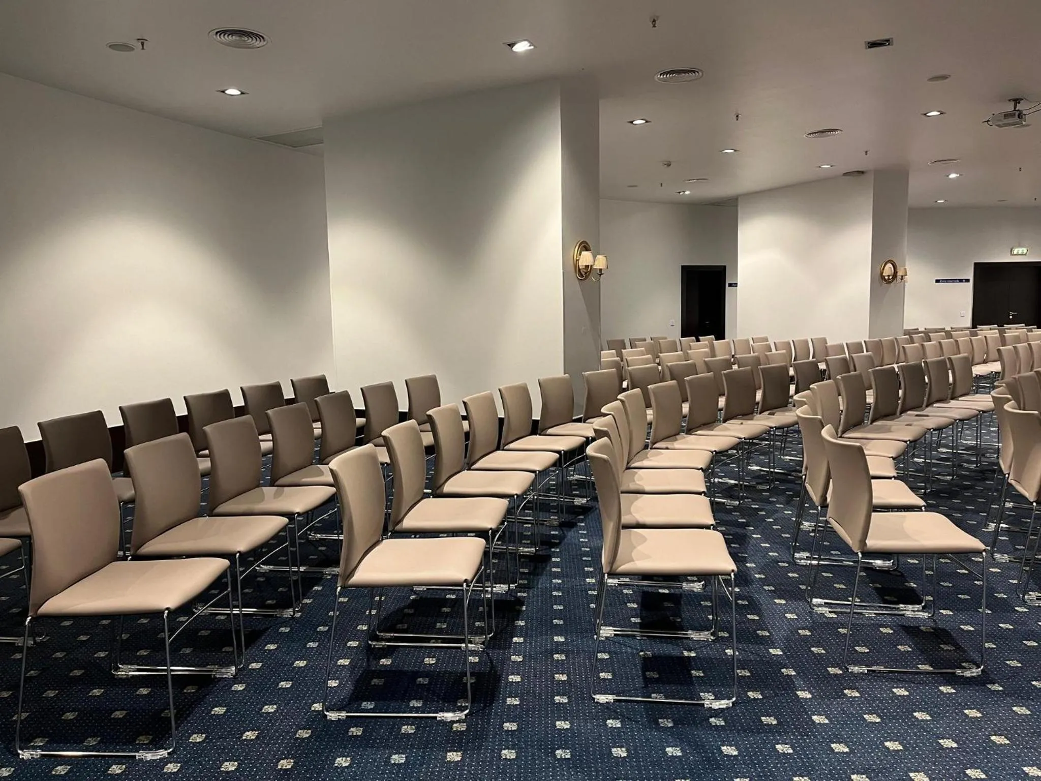 Meeting/conference room in Holiday Inn Porto Gaia by IHG