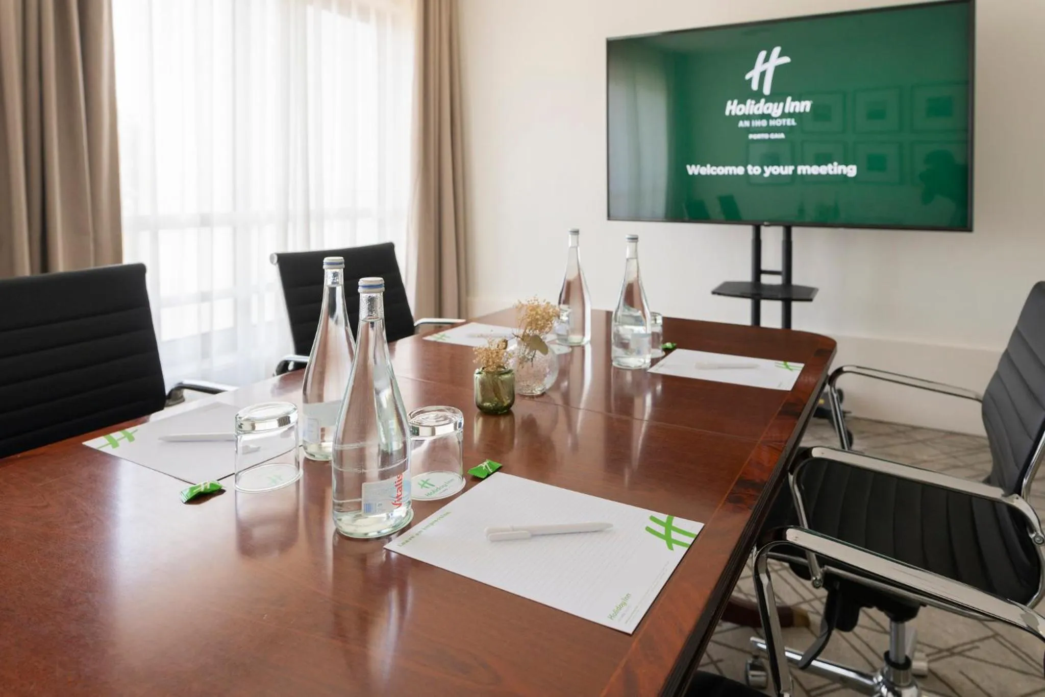 Meeting/conference room in Holiday Inn Porto Gaia by IHG