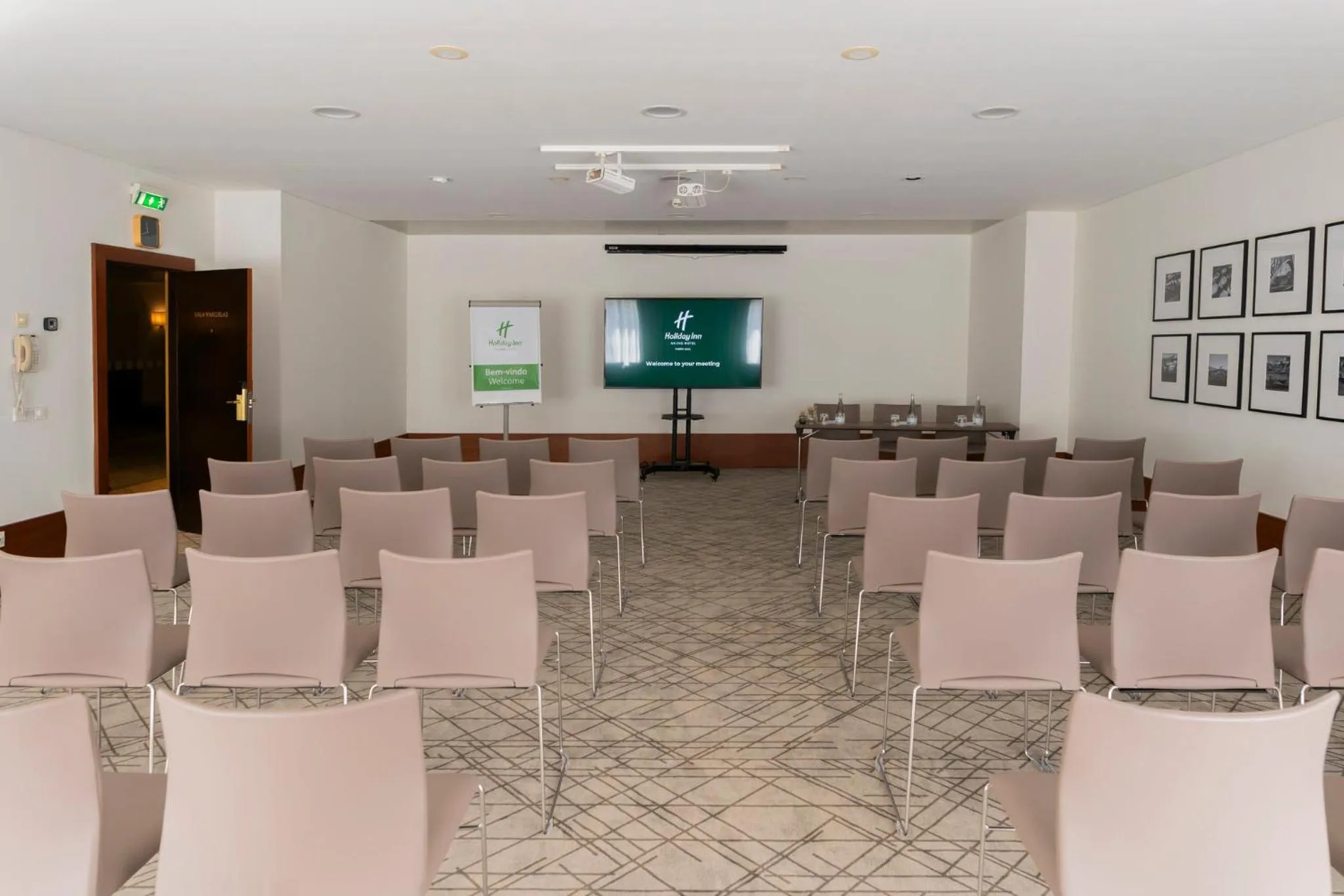 Meeting/conference room in Holiday Inn Porto Gaia by IHG