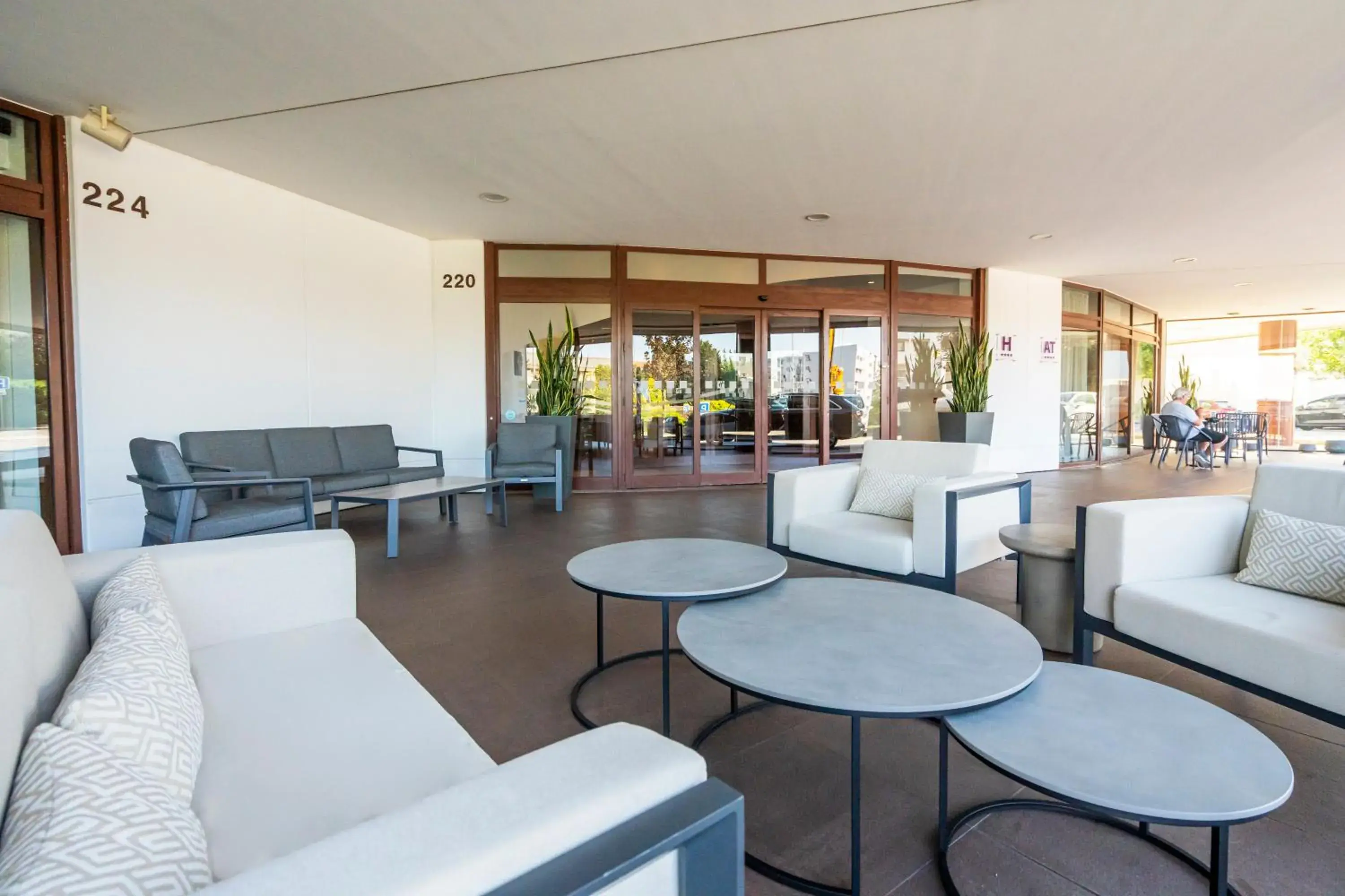 Facade/entrance in Holiday Inn Porto Gaia by IHG Facade/entrance in Holiday Inn Porto Gaia by IHG