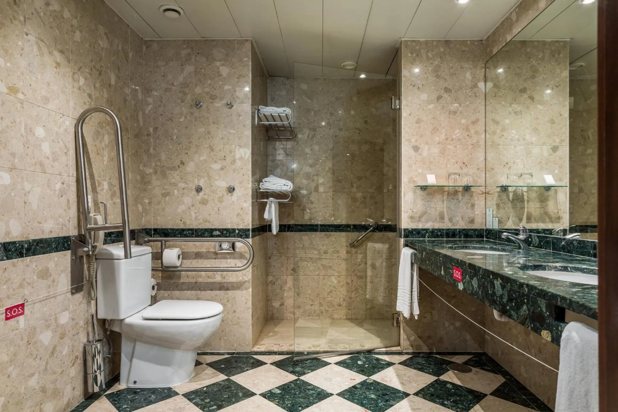 Photo of the whole room in Holiday Inn Porto Gaia by IHG