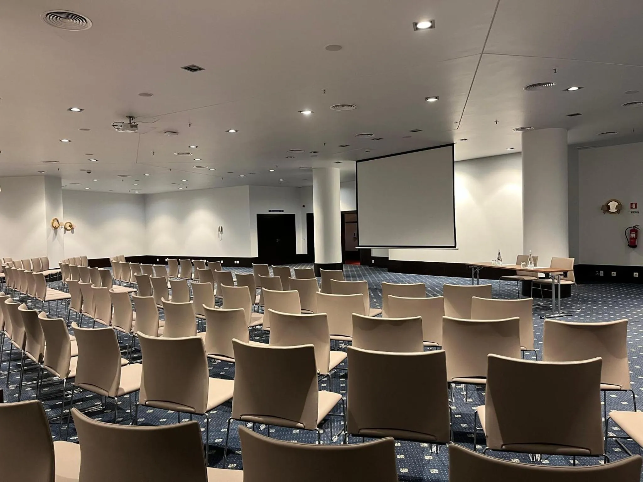 Meeting/conference room in Holiday Inn Porto Gaia by IHG