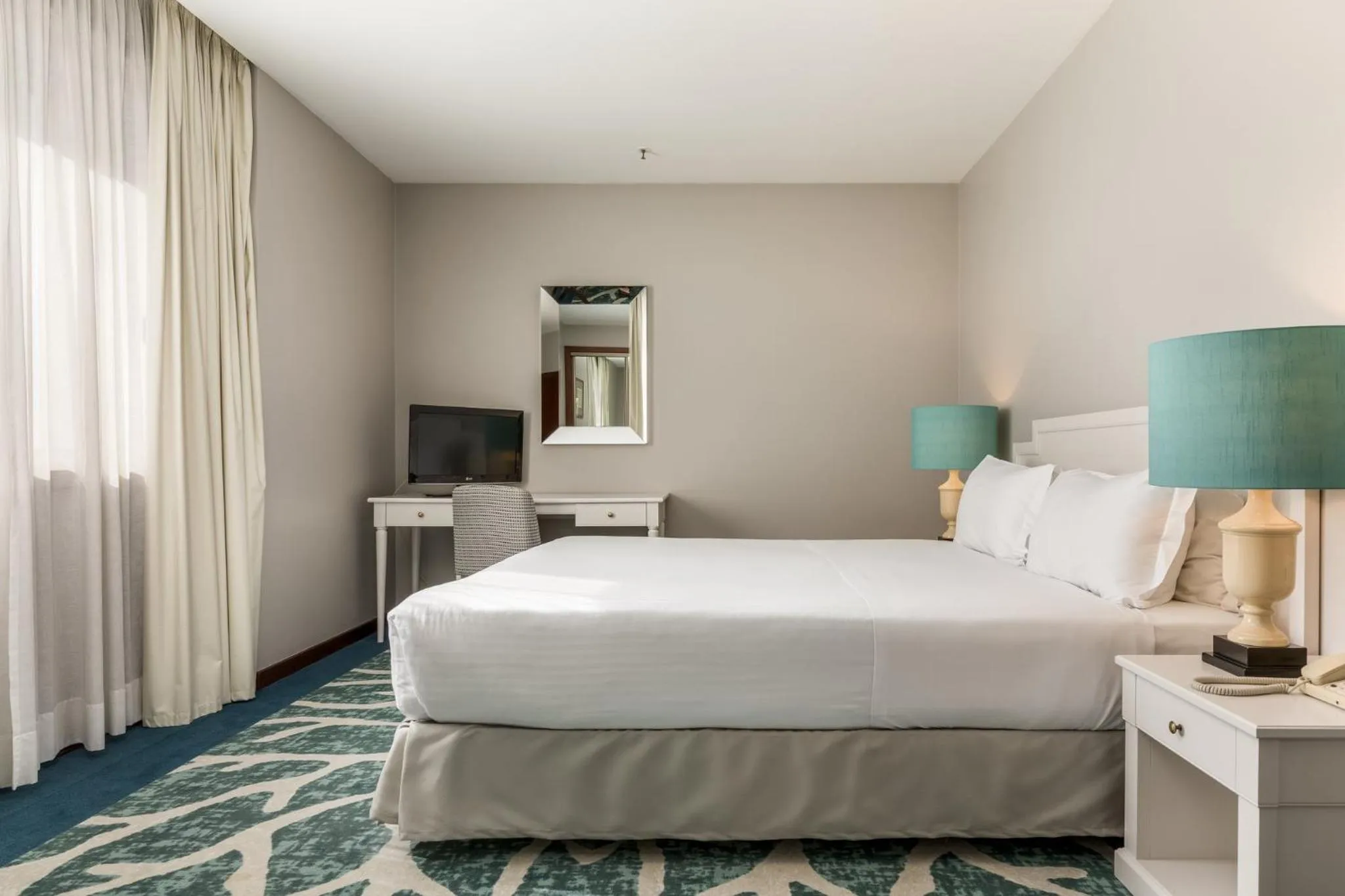 Bedroom, Bed in Holiday Inn Porto Gaia by IHG