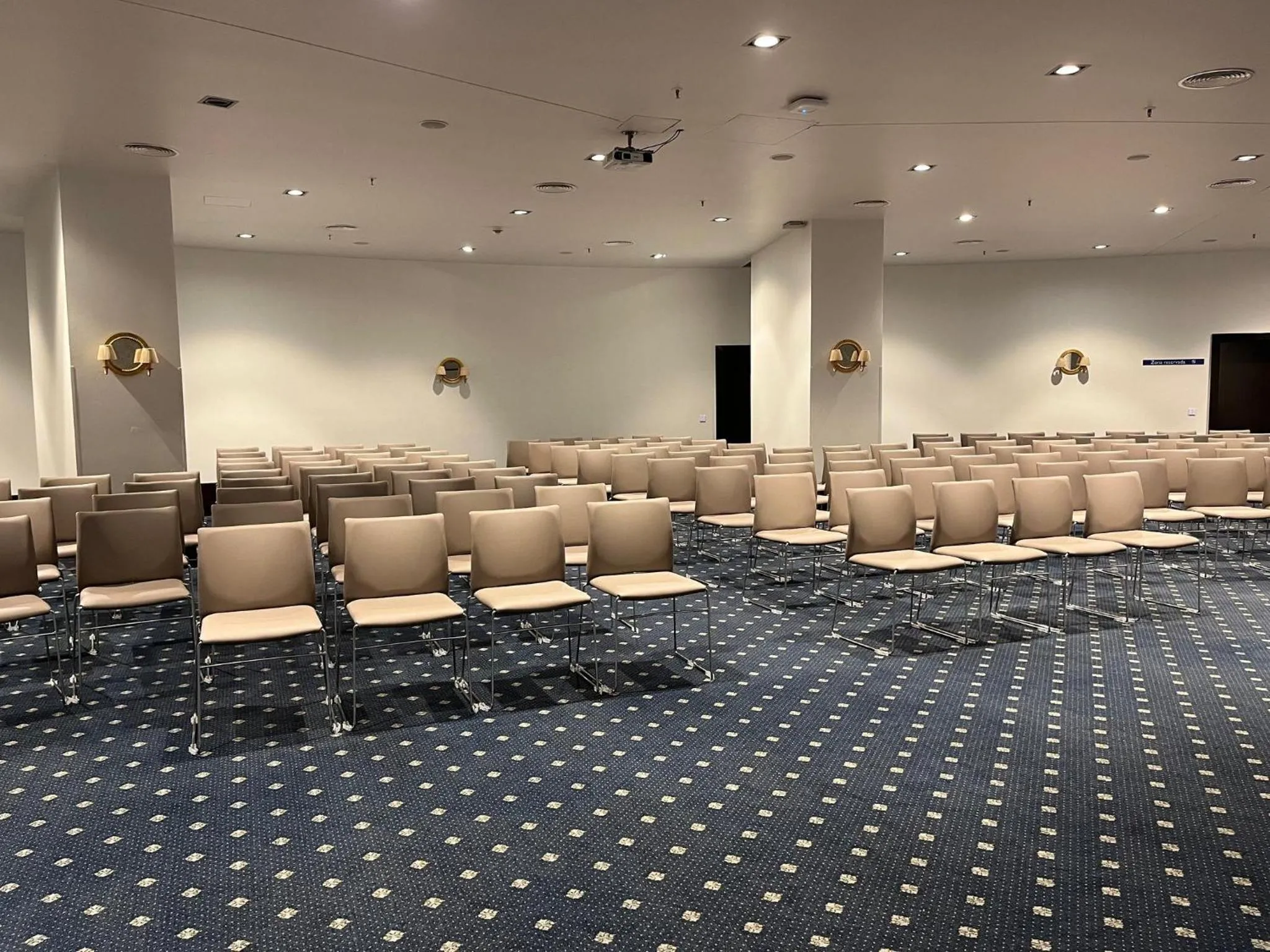 Meeting/conference room in Holiday Inn Porto Gaia by IHG