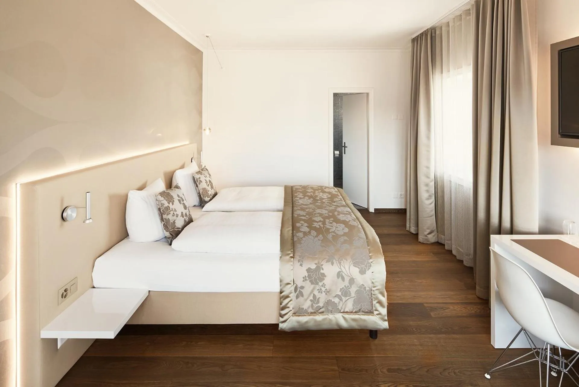 Photo of the whole room, Bed in Hotel Uzwil