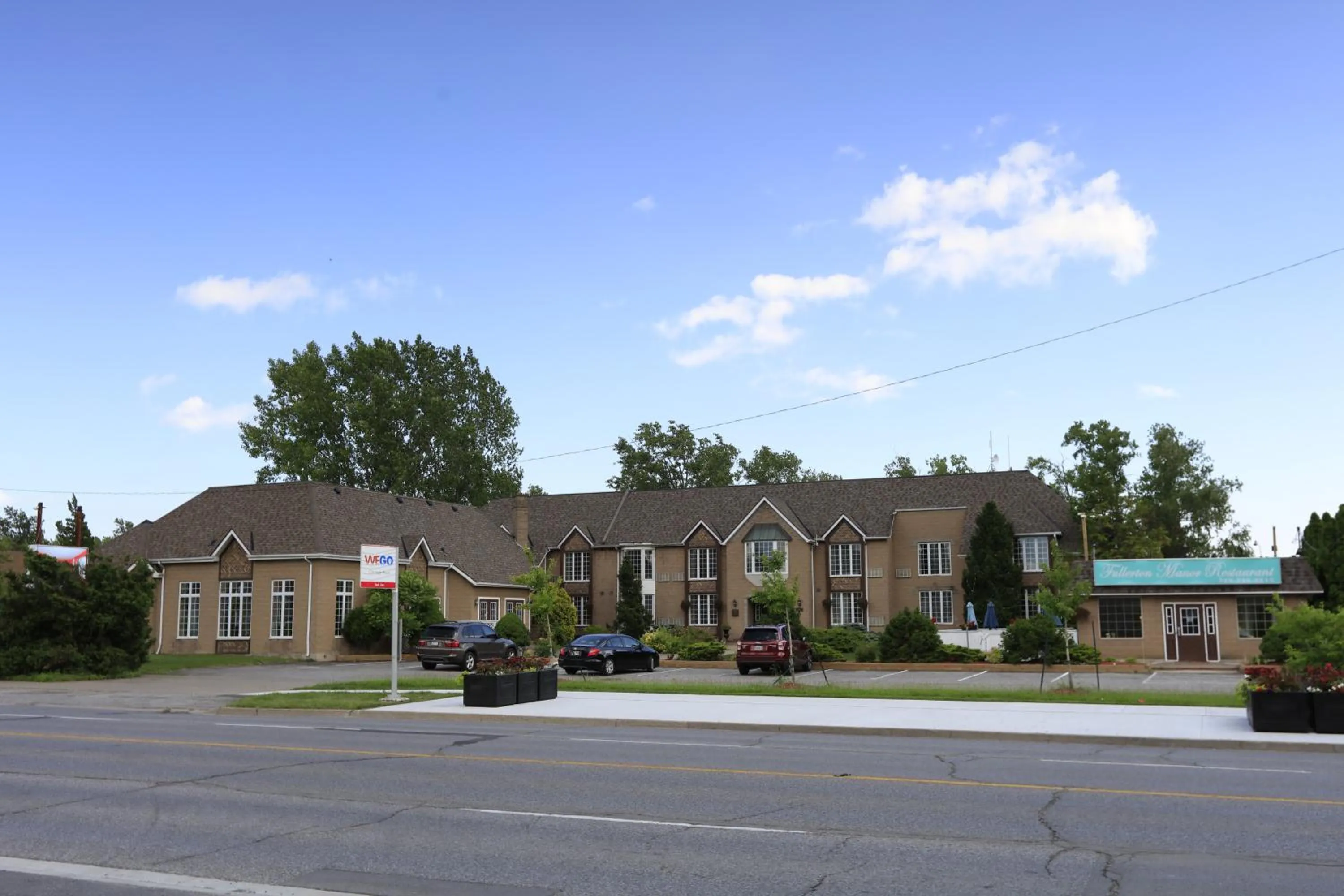 Property building in Fullerton Manor Inn