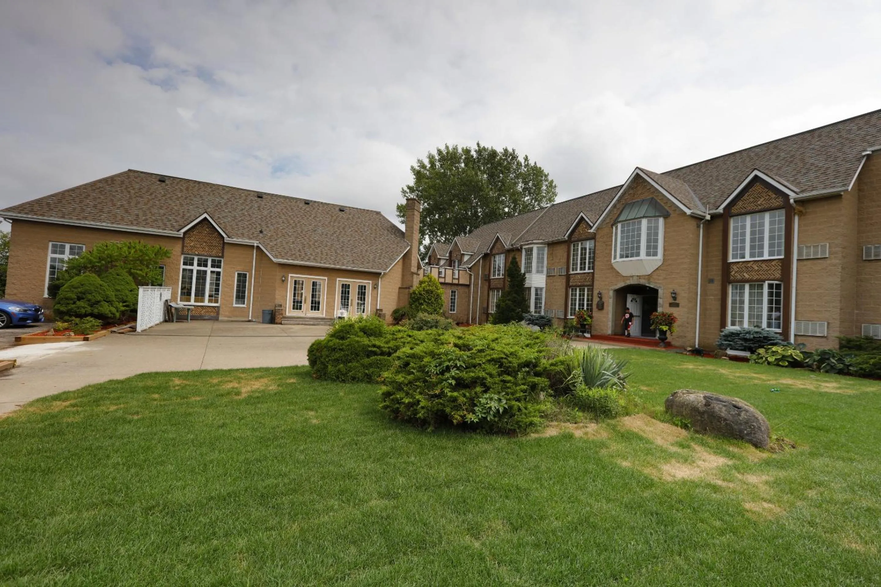 Facade/entrance in Fullerton Manor Inn