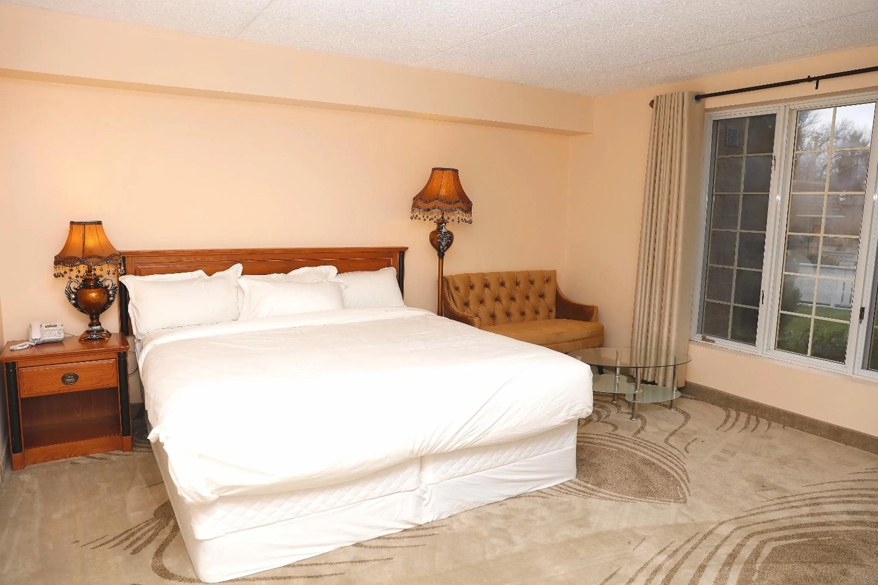 Bed in Fullerton Manor Inn