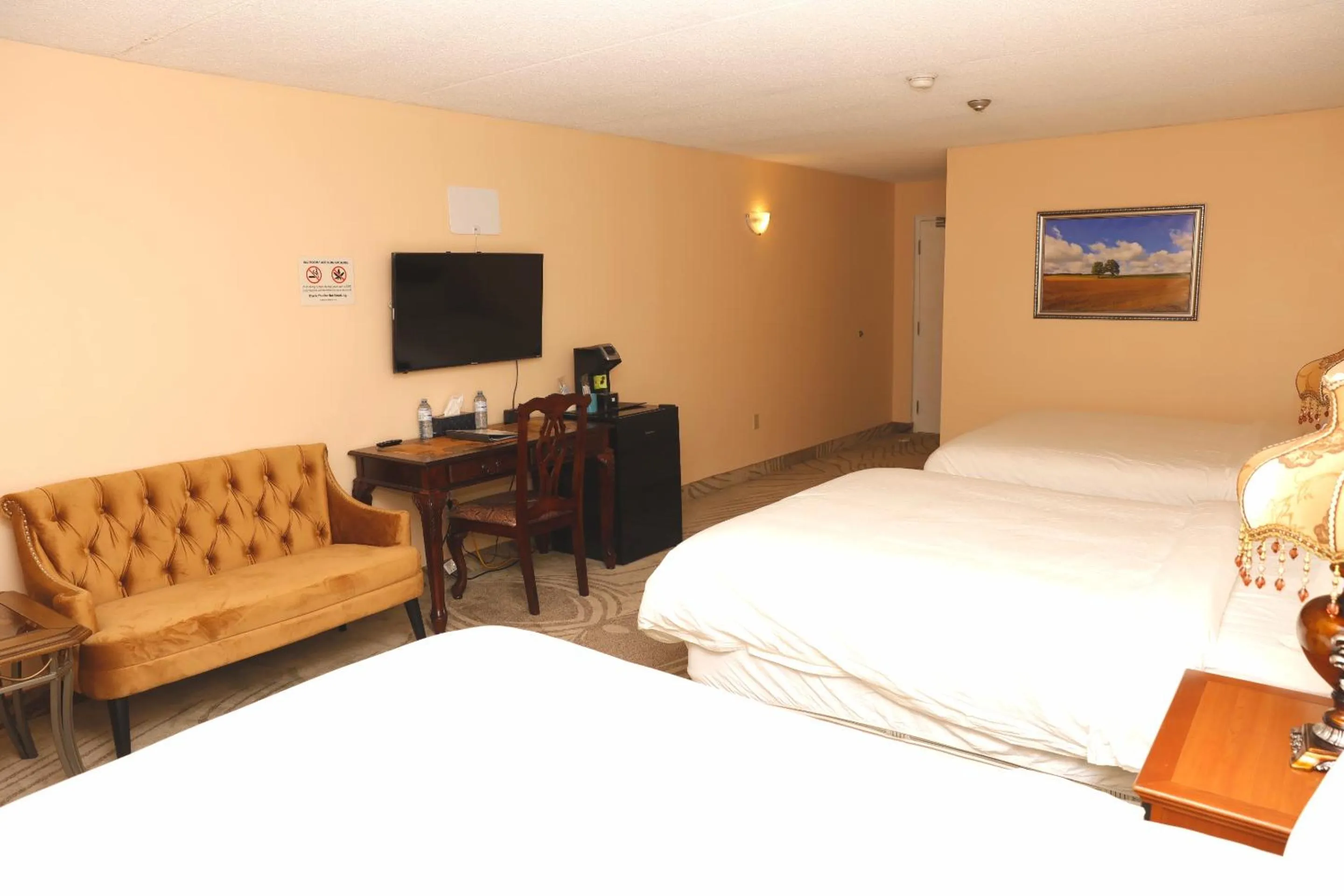 Bed in Fullerton Manor Inn