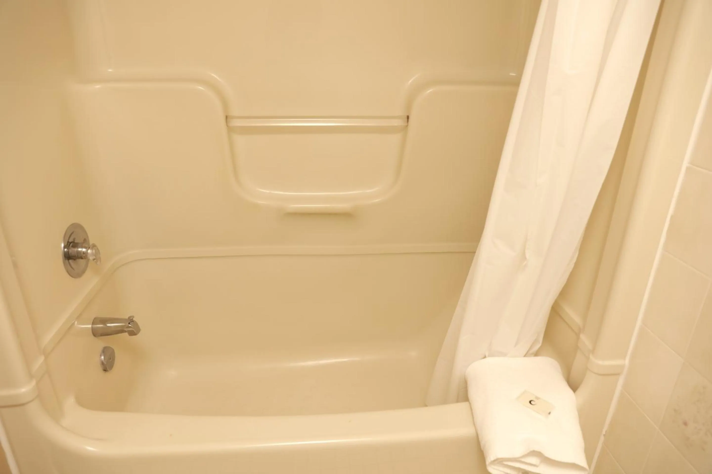 Shower in Fullerton Manor Inn