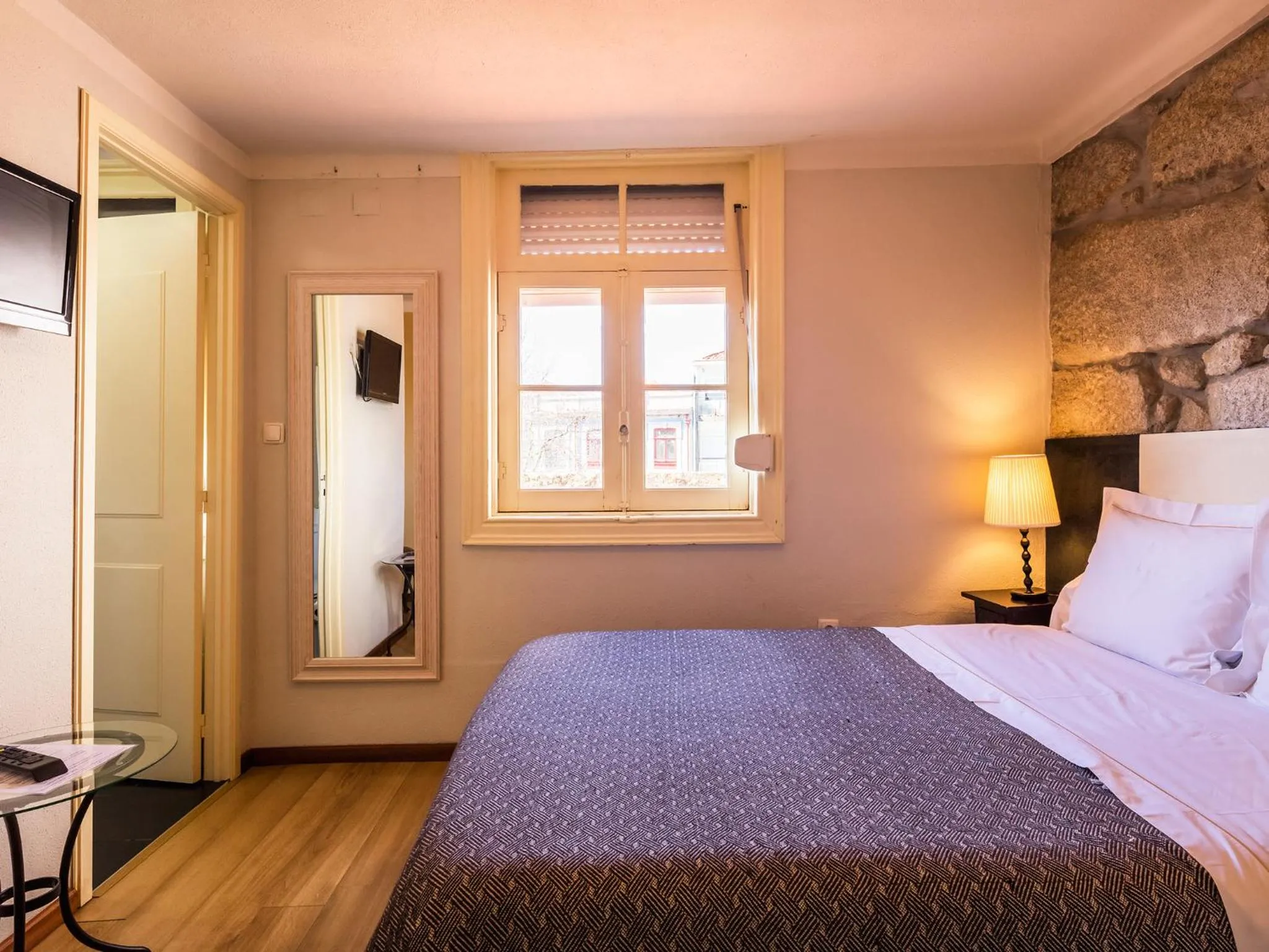 Day, Bed in Pedra Iberica