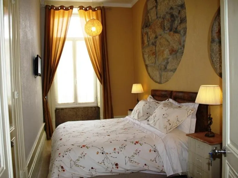 Bed in Pedra Iberica