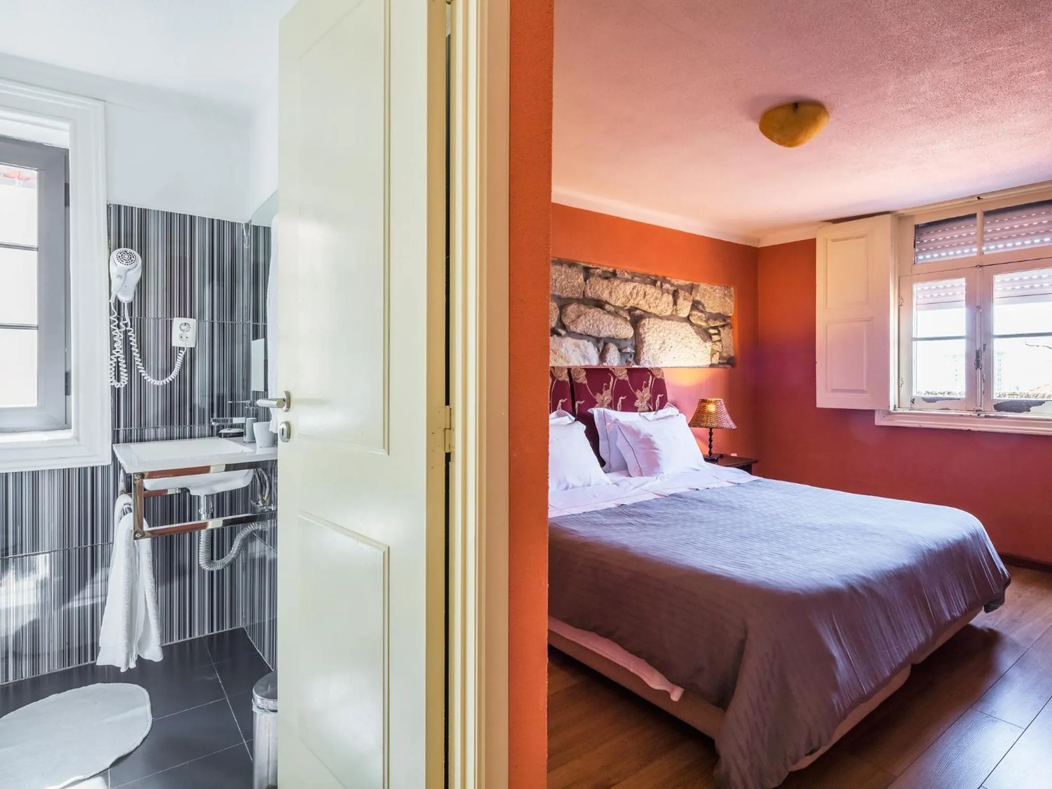 Bathroom, Bed in Pedra Iberica