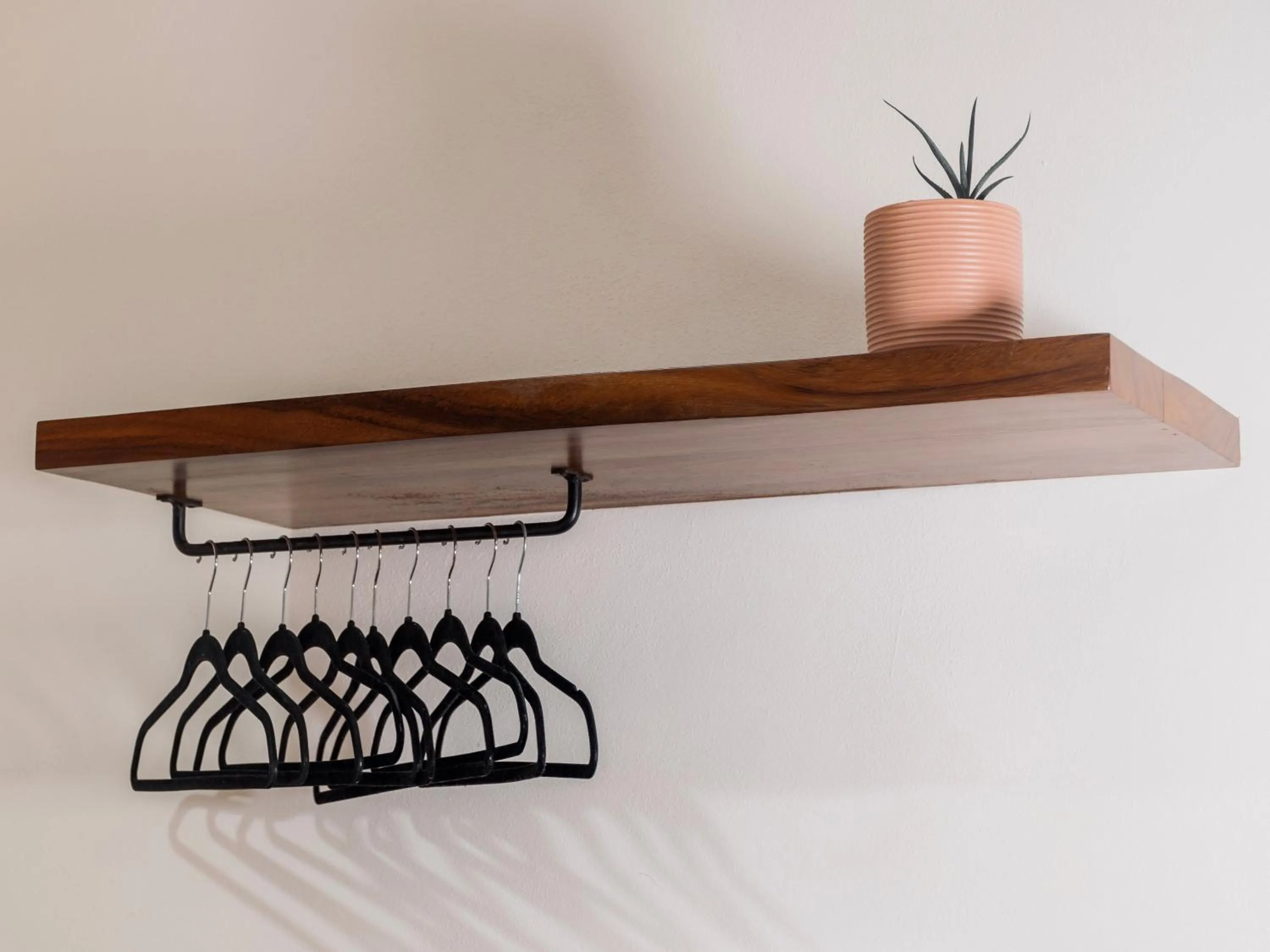 wardrobe in Residencia Tropical Don Bonito