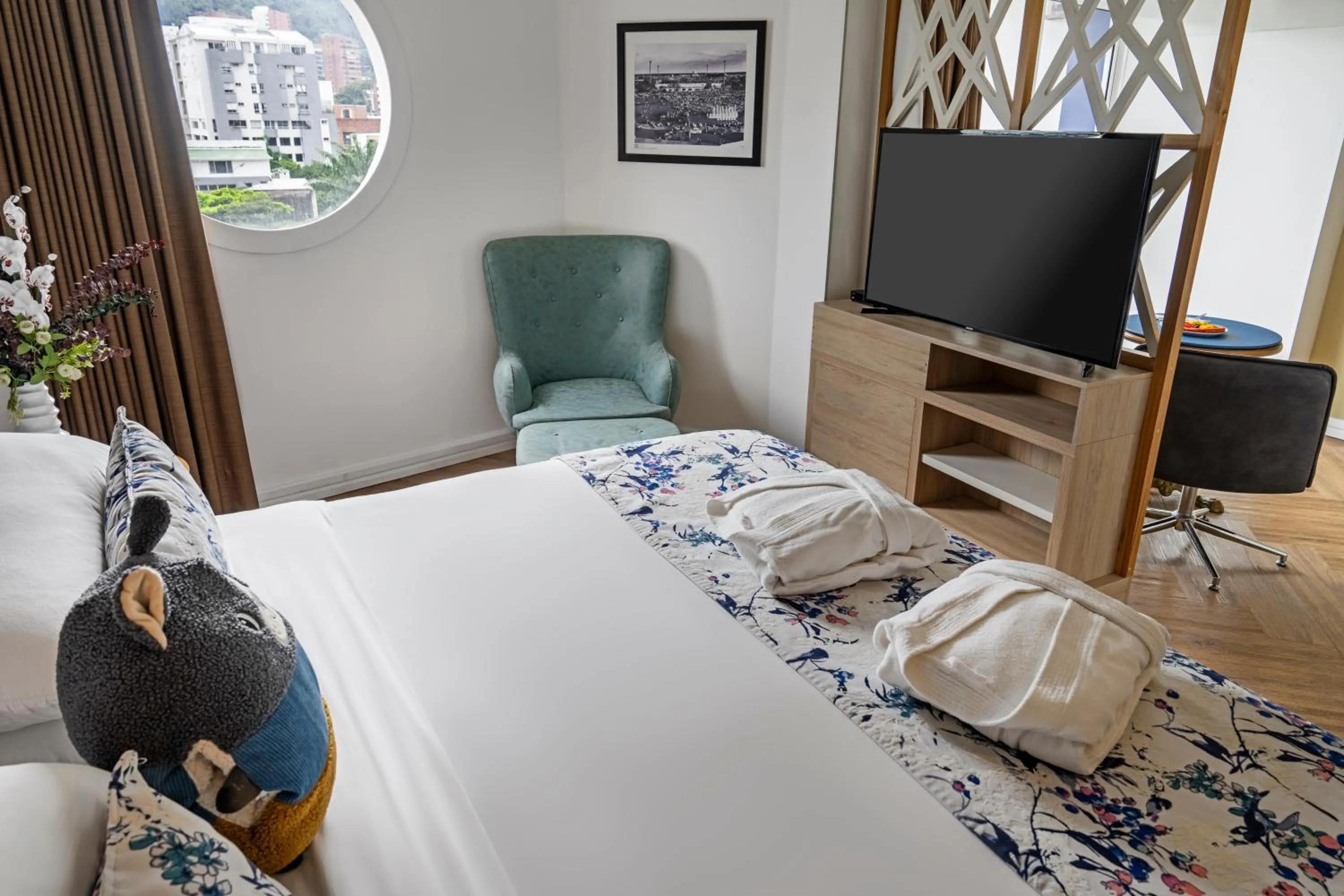 TV and multimedia, Bed in Faranda Collection Cali, a member of Radisson Individuals