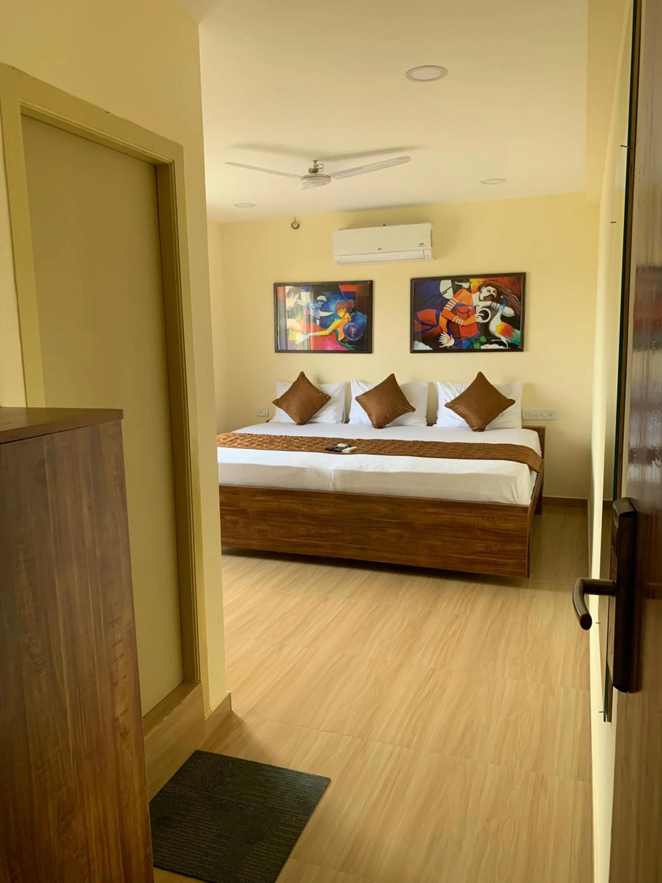 Bedroom, Bed in Hotel Ramakrishna