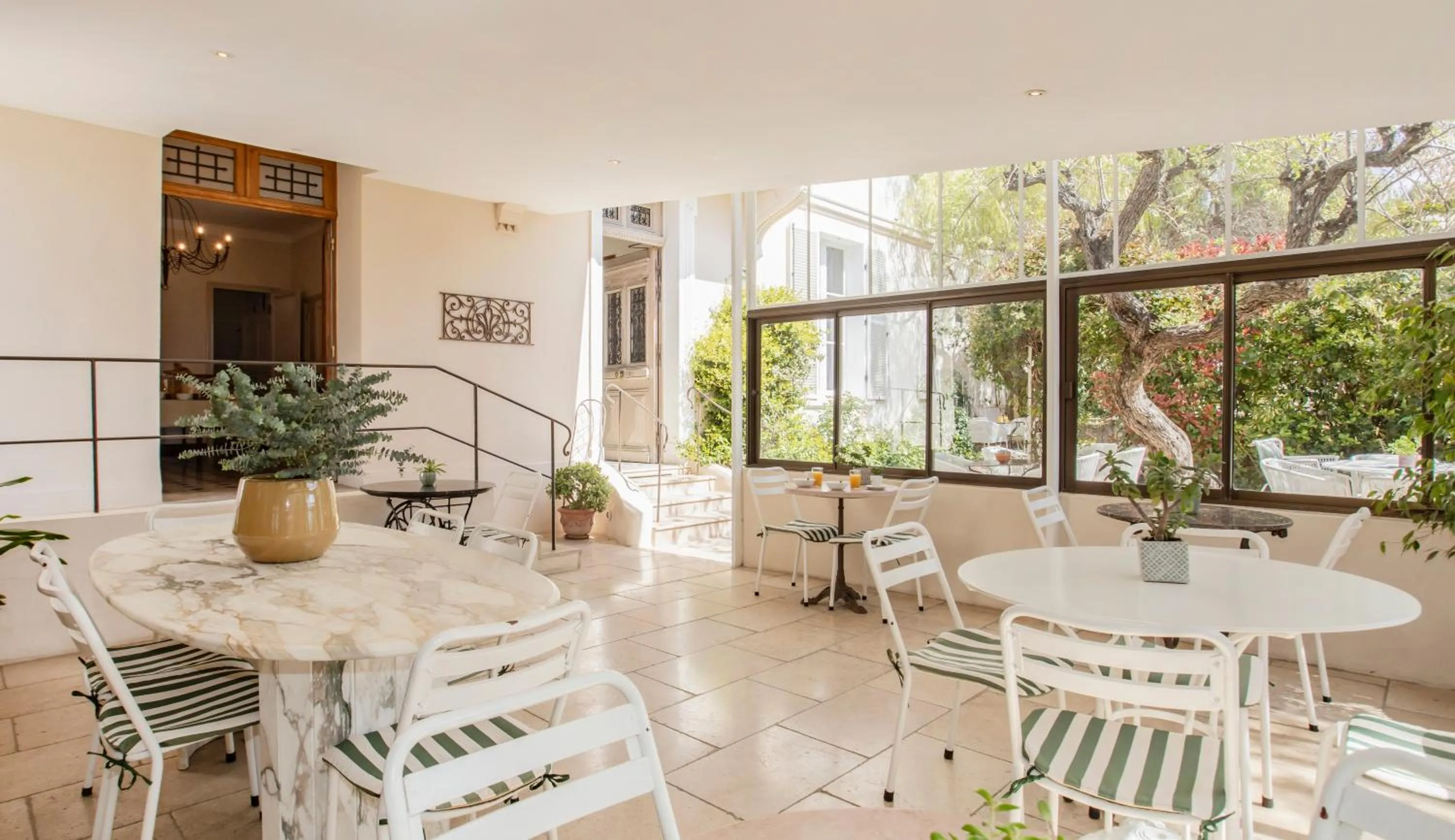 Patio in Hotel La Bienvenue
