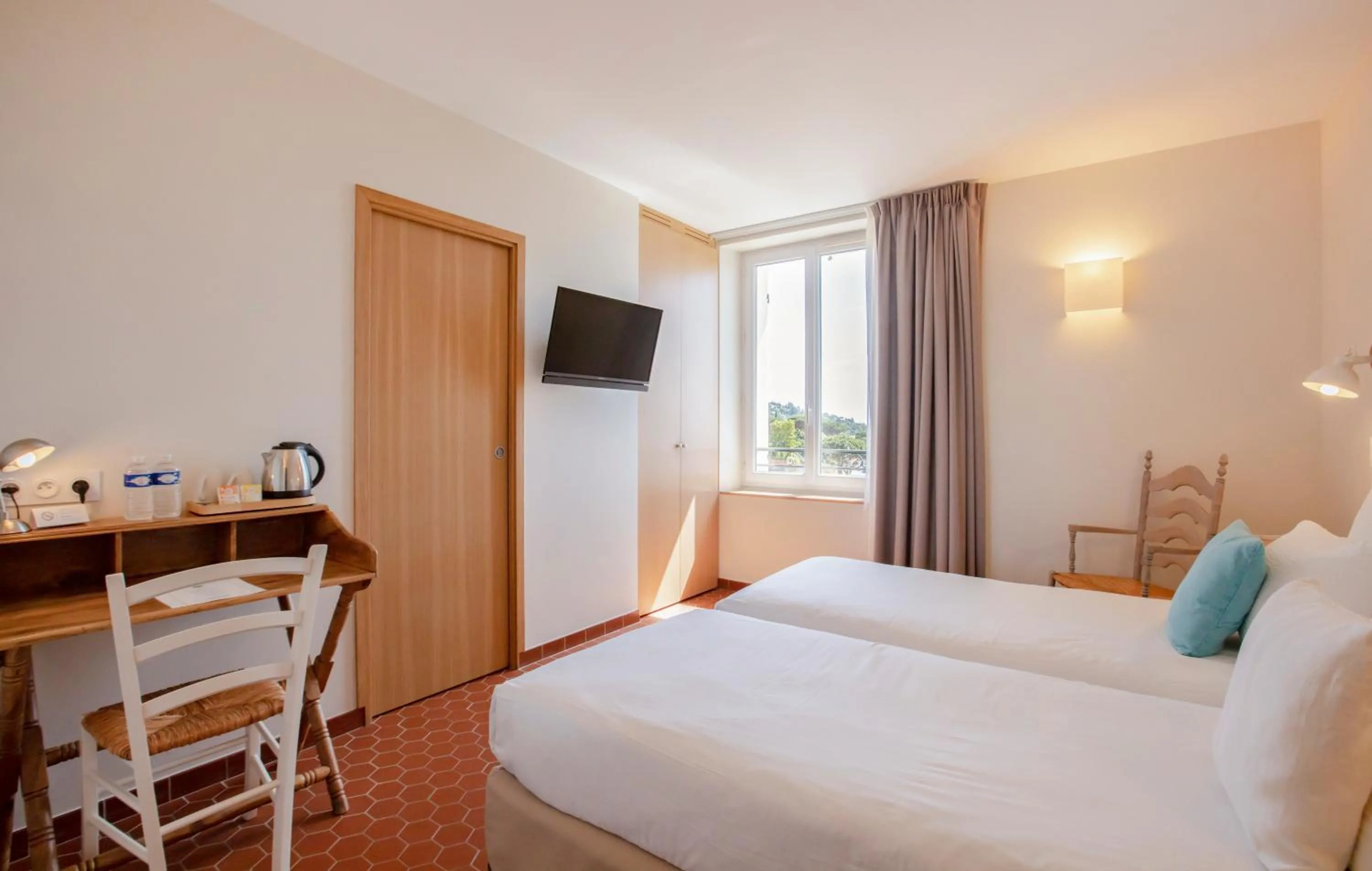 Photo of the whole room, Bed in Hotel La Bienvenue