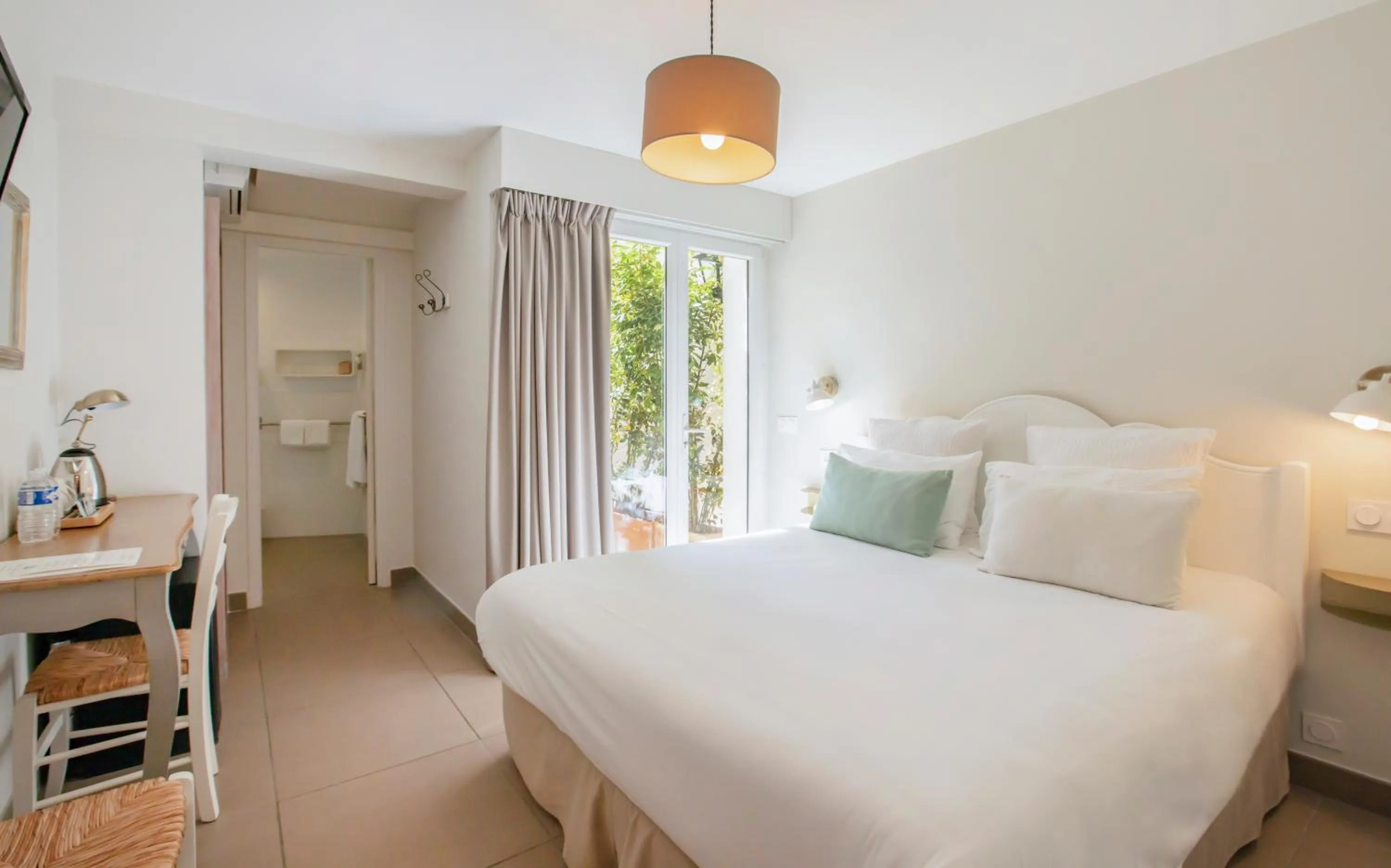 Photo of the whole room, Bed in Hotel La Bienvenue