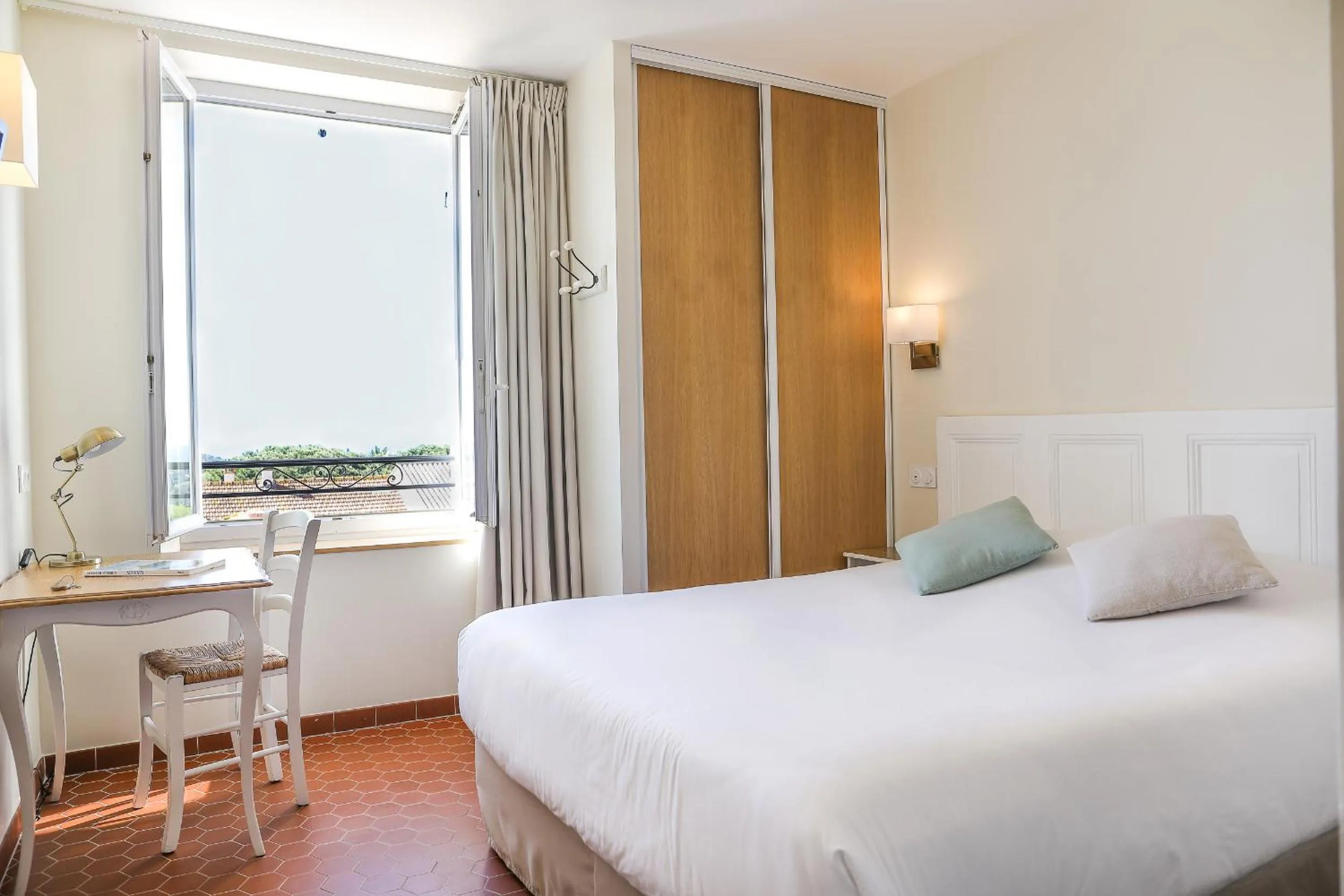 Photo of the whole room, Bed in Hotel La Bienvenue