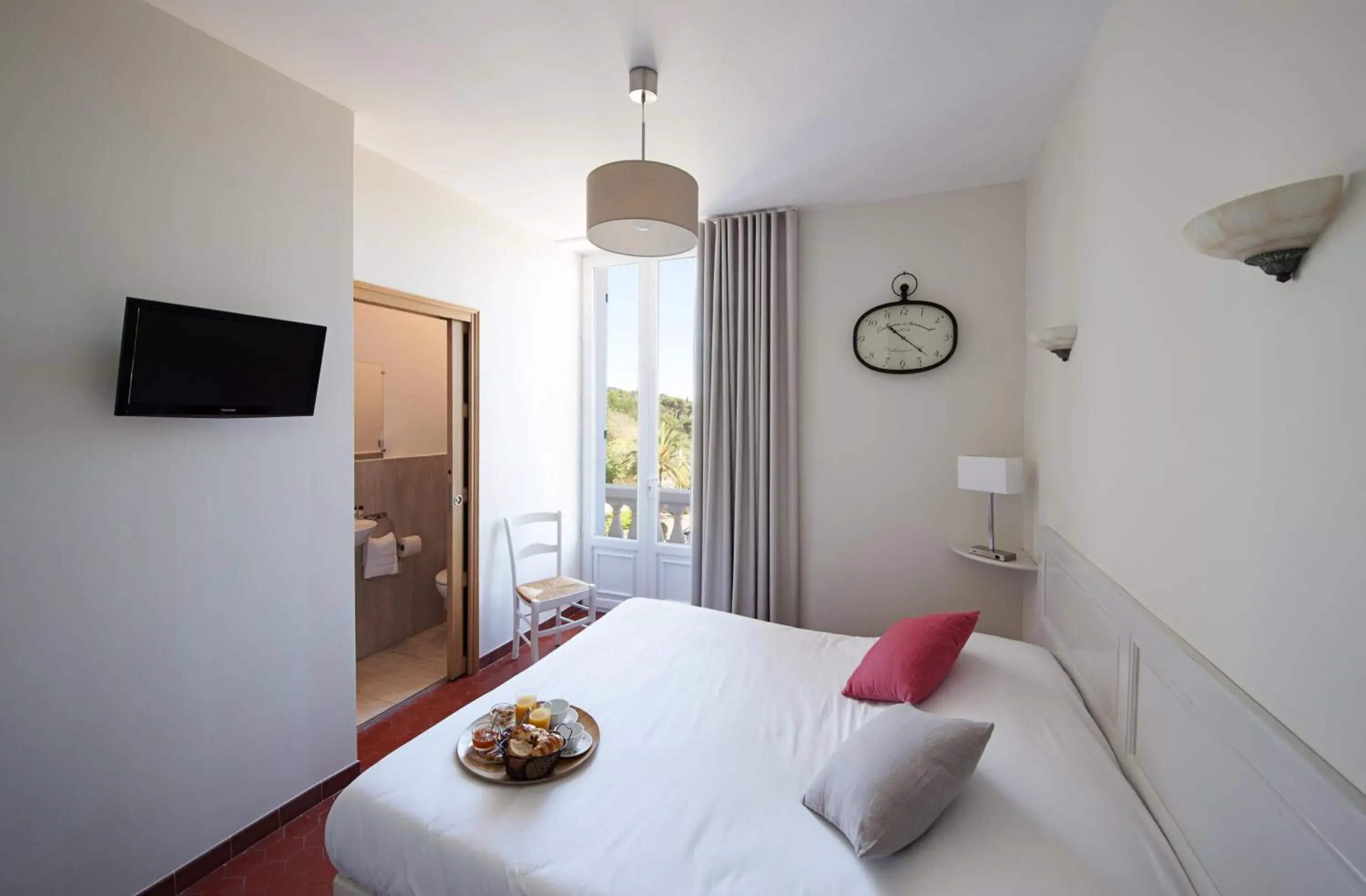 Small Room with Balcony in Hotel La Bienvenue Small Room with Balcony in Hotel La Bienvenue