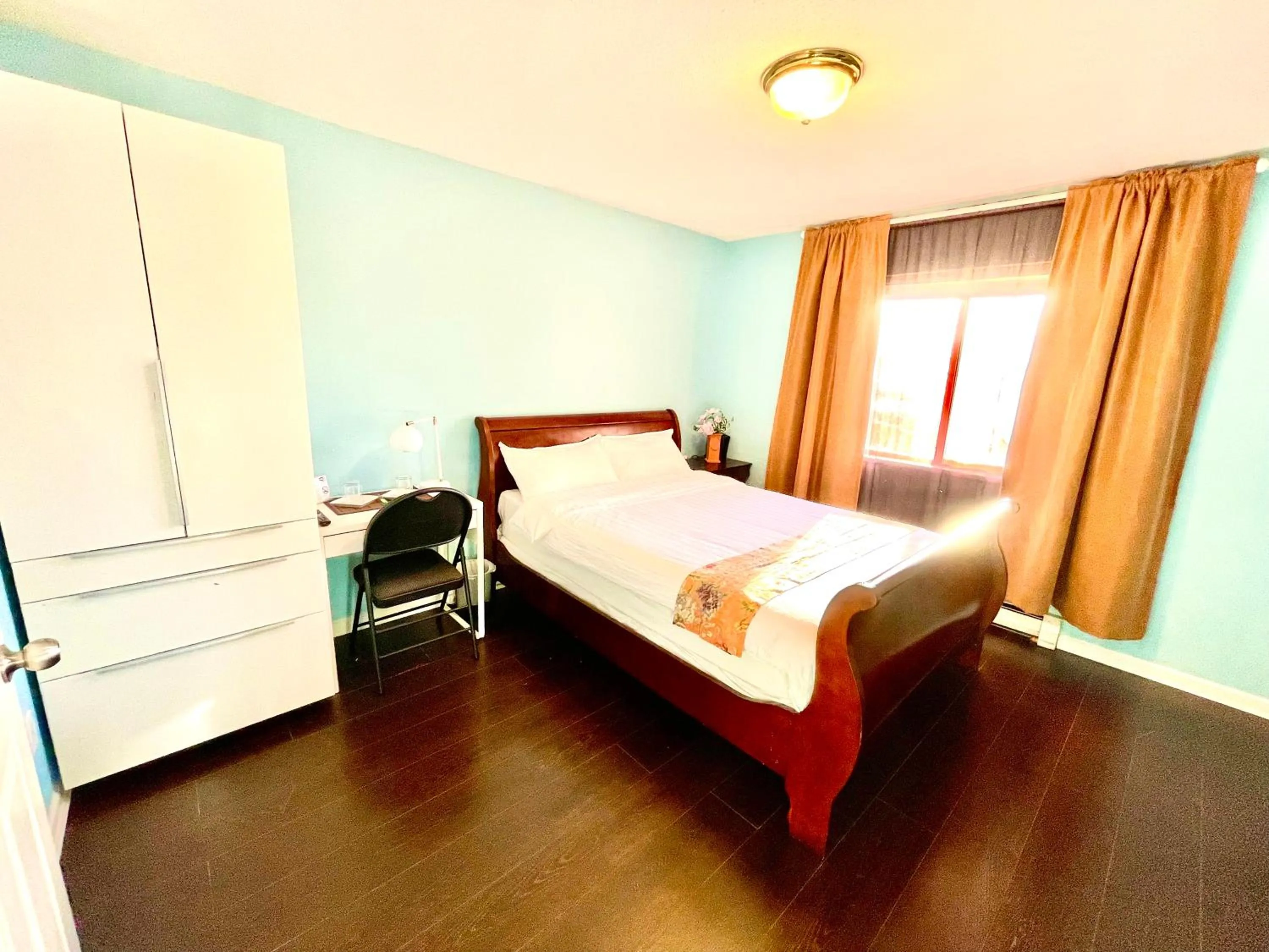 Photo of the whole room in Vancouver Bed & Breakfast