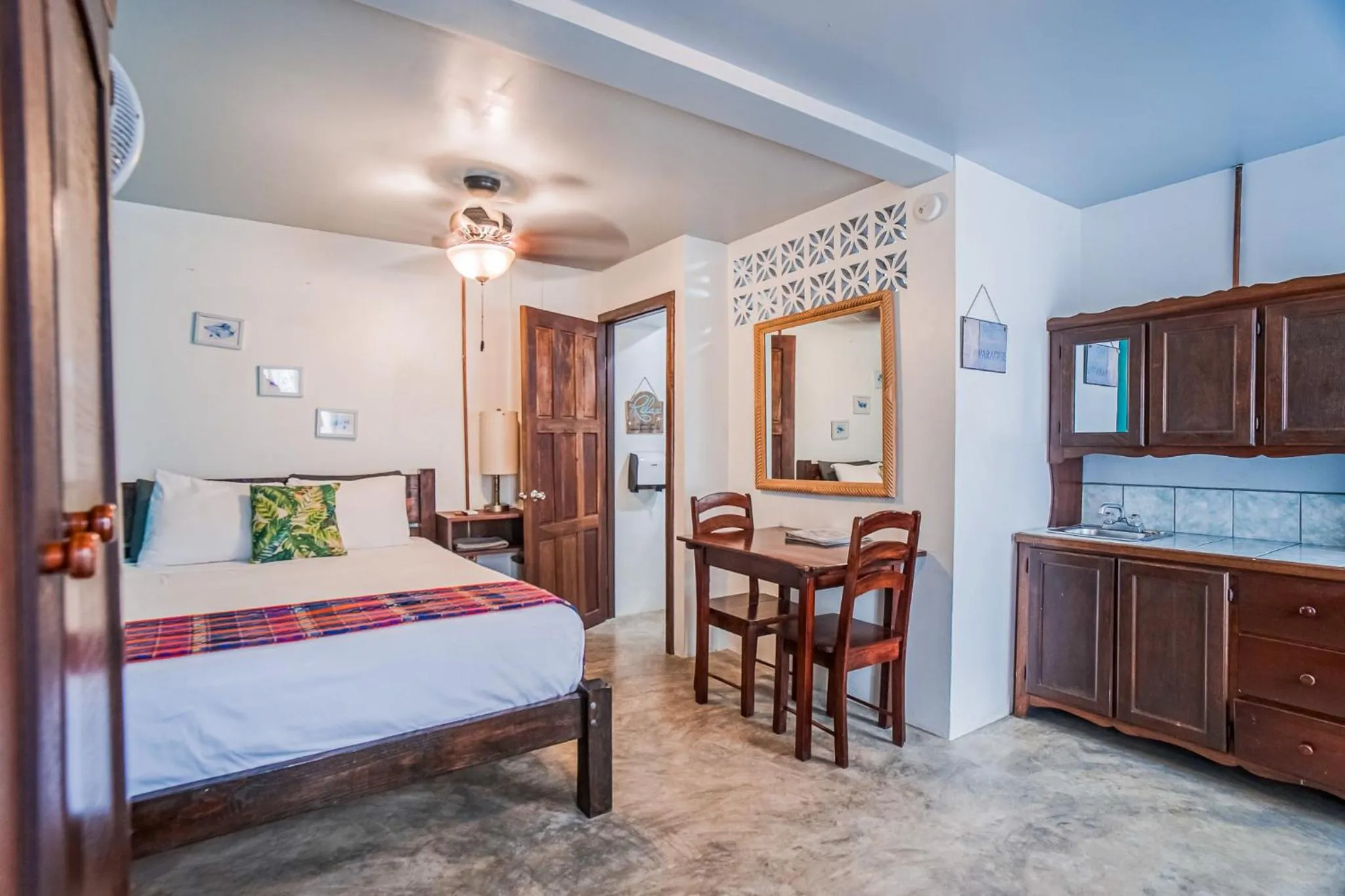 Photo of the whole room, Bed in Drift Inn San Pedro