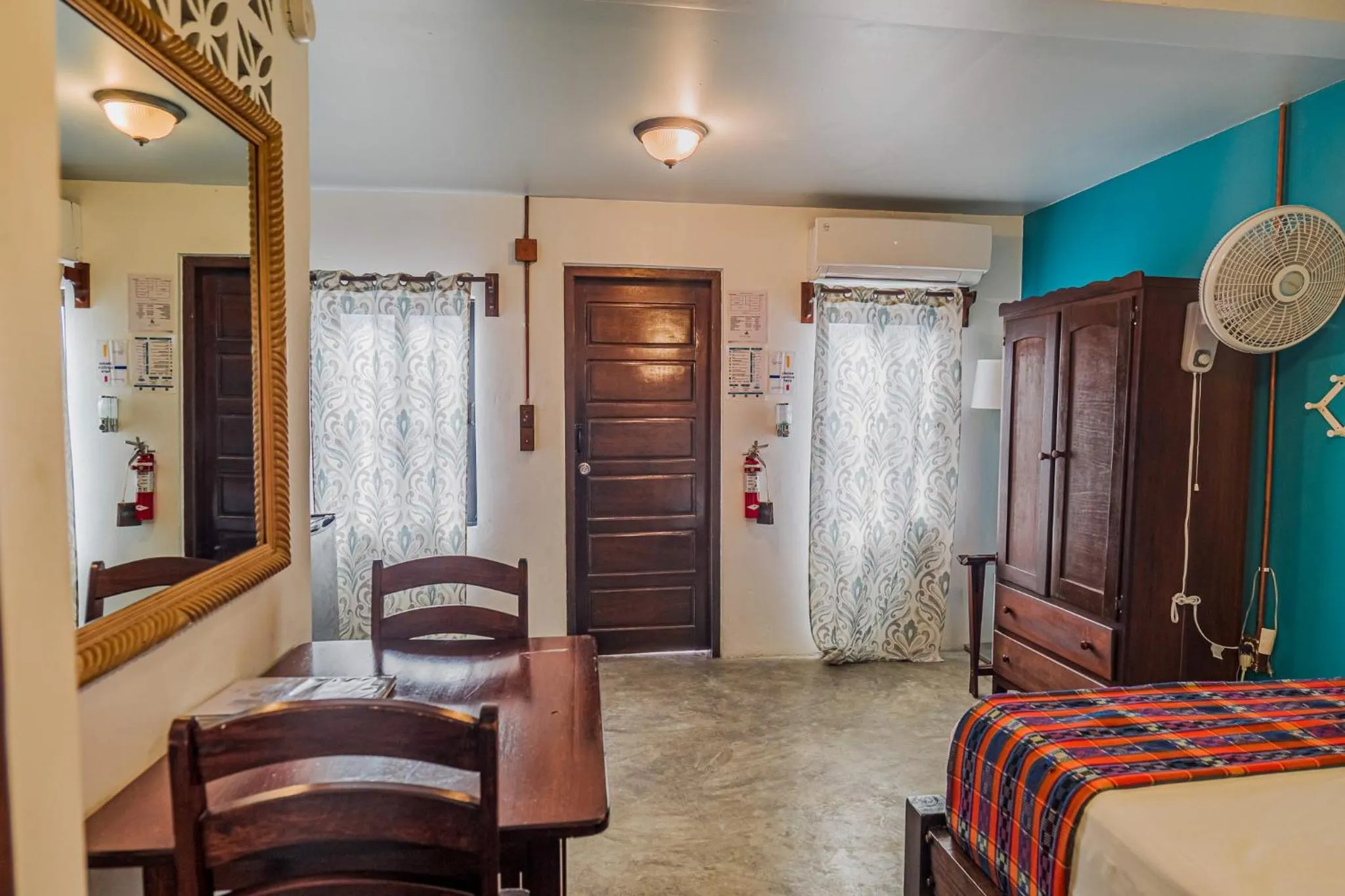 Dining area, Bed in Drift Inn San Pedro