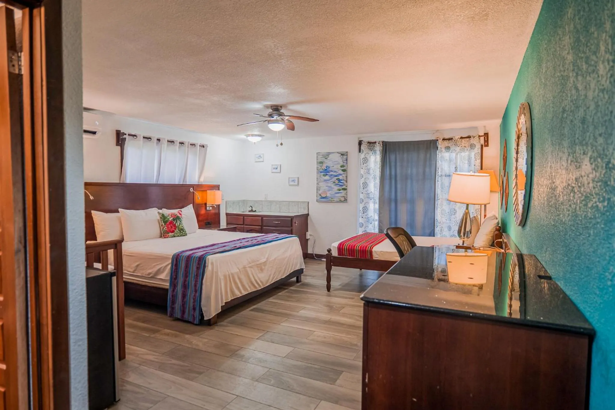 Photo of the whole room, Bed in Drift Inn San Pedro