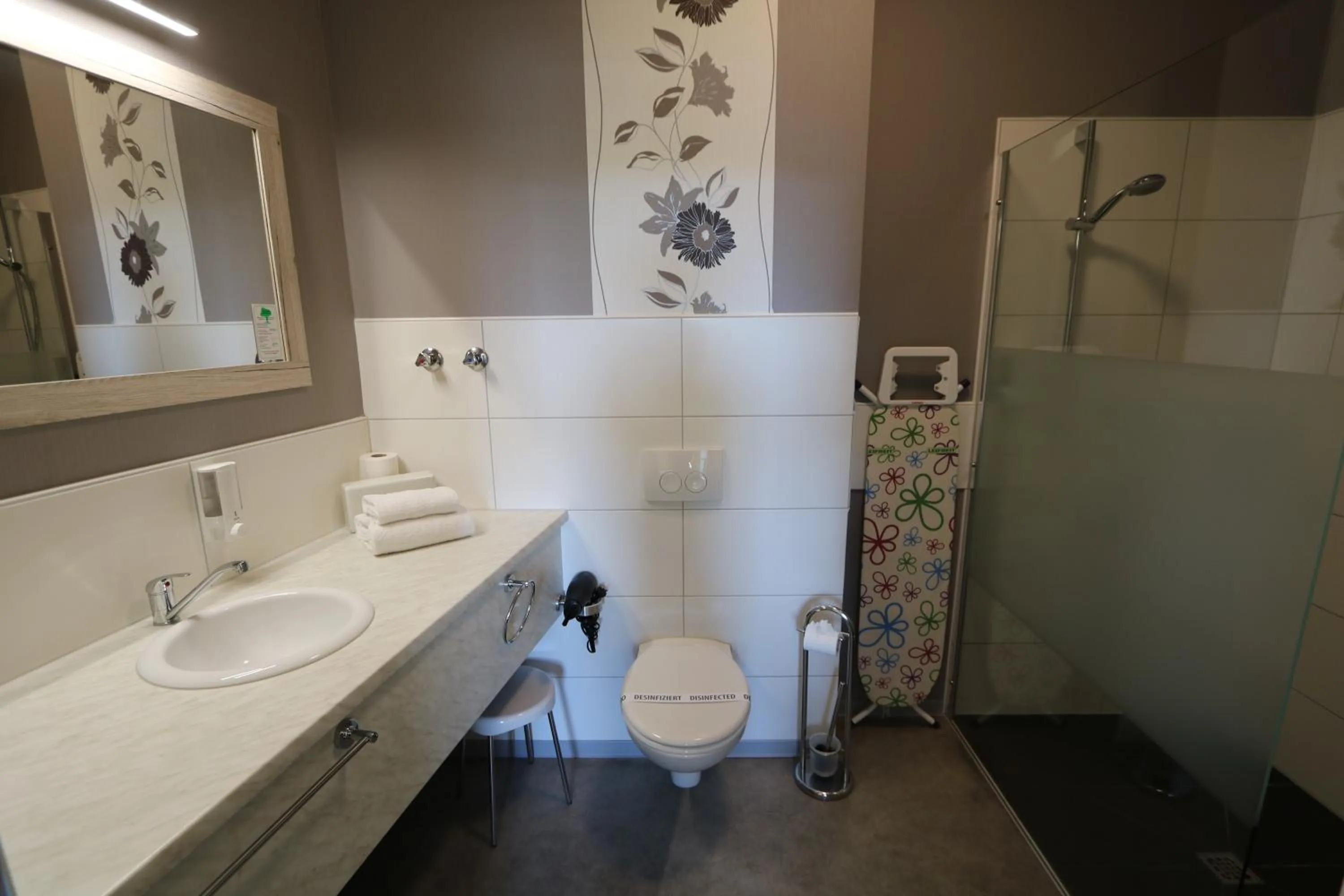 Bathroom in Hotel Deutscher Hof