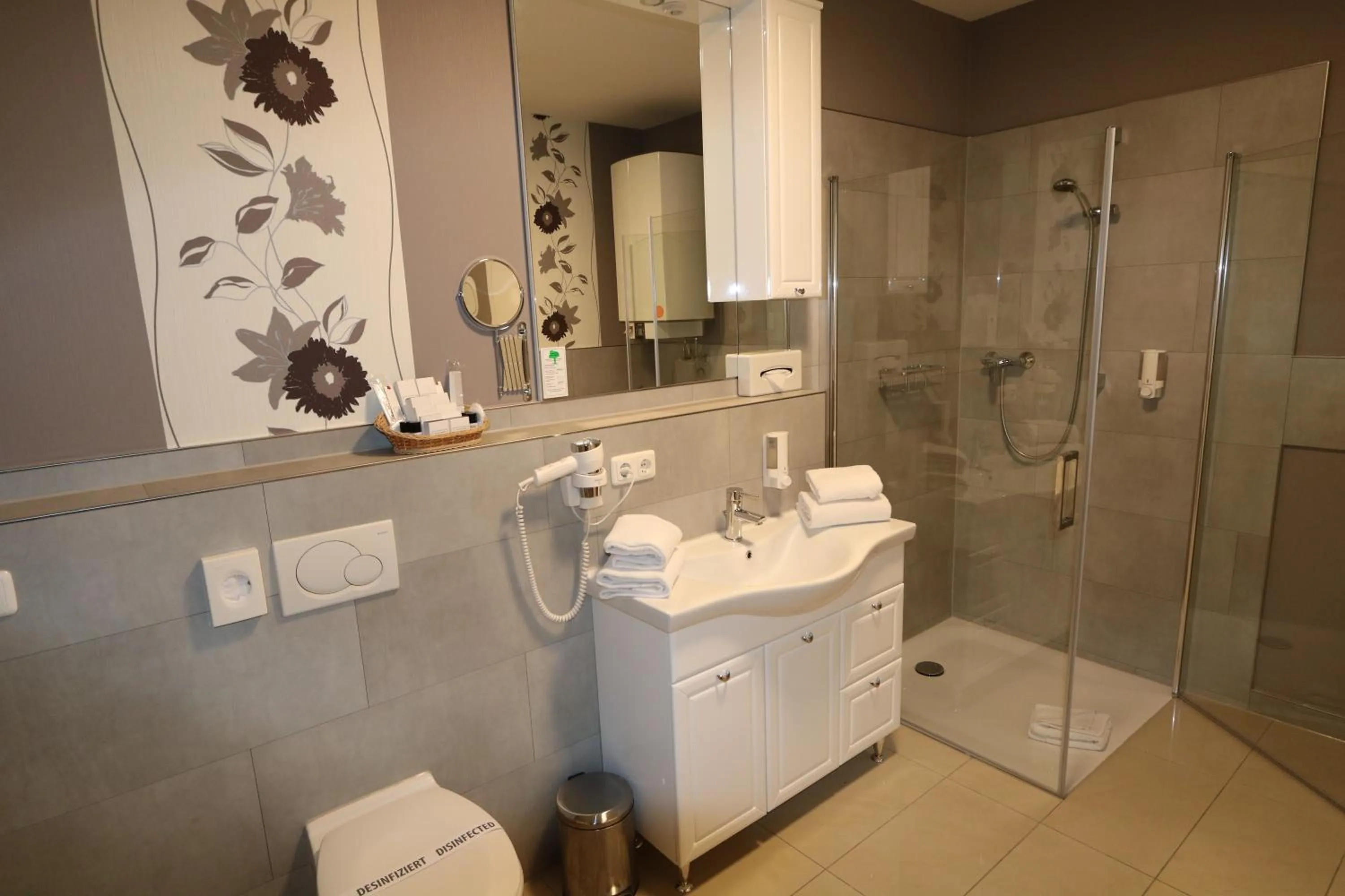 Bathroom in Hotel Deutscher Hof