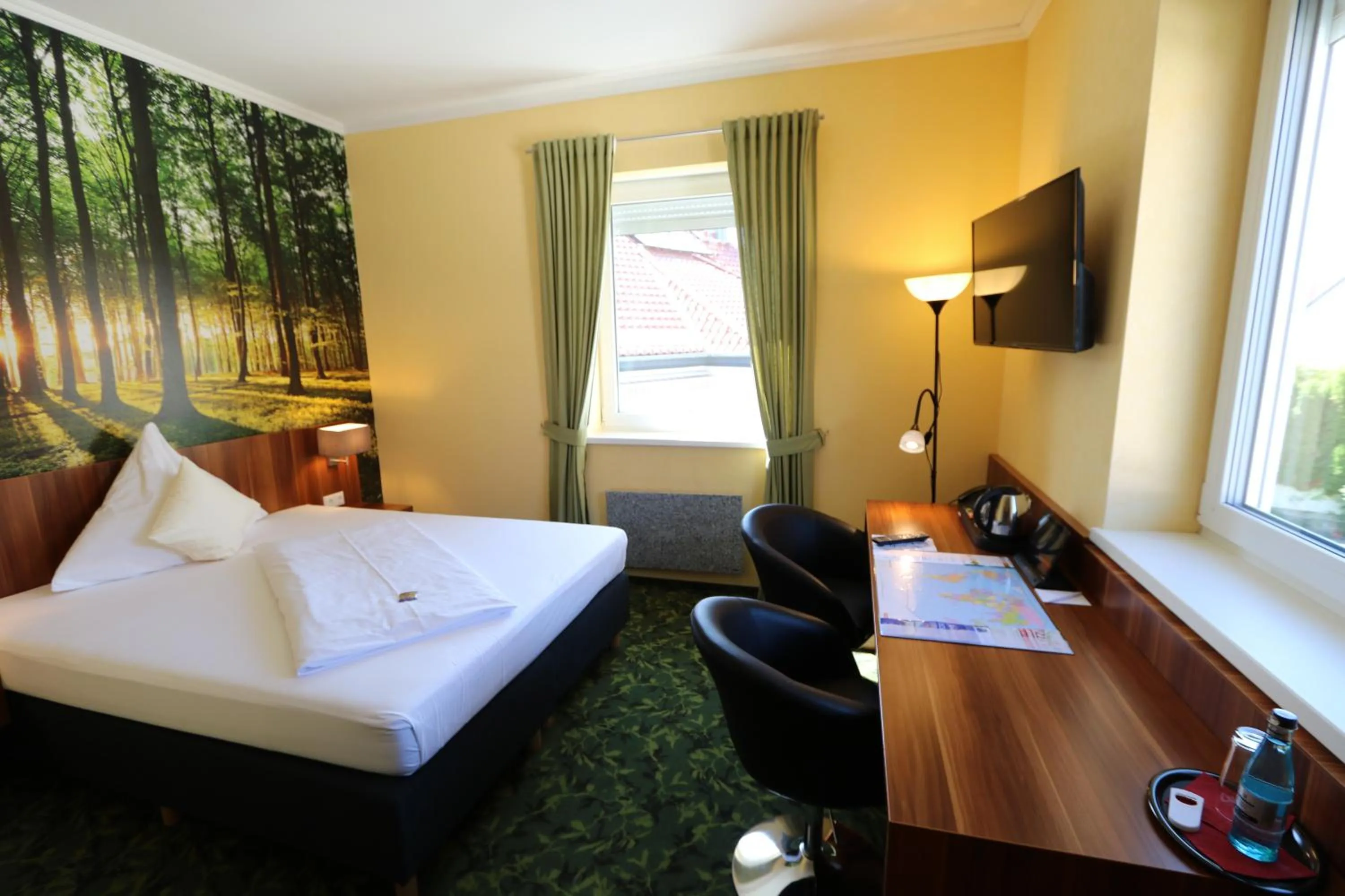 Photo of the whole room, Bed in Hotel Deutscher Hof