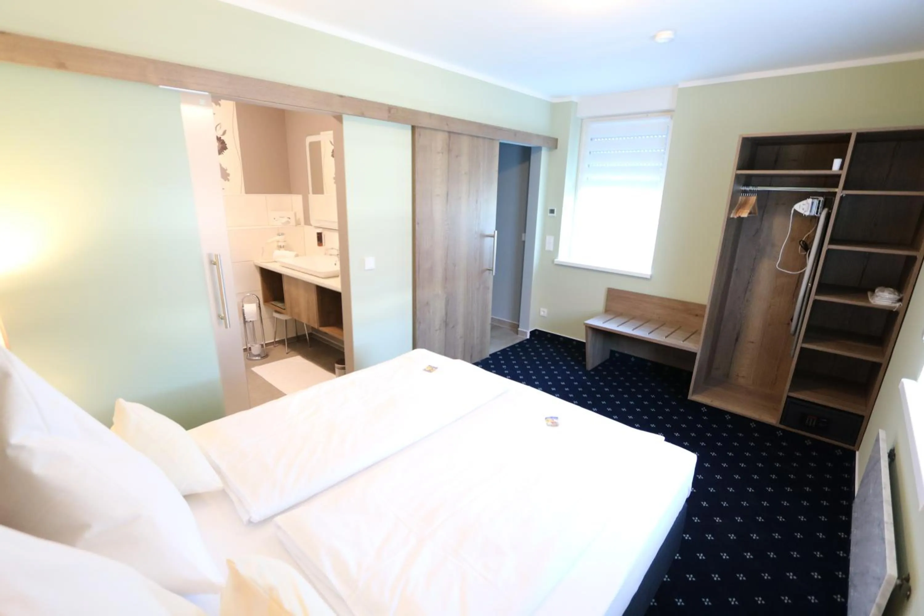 Bedroom, Bed in Hotel Deutscher Hof