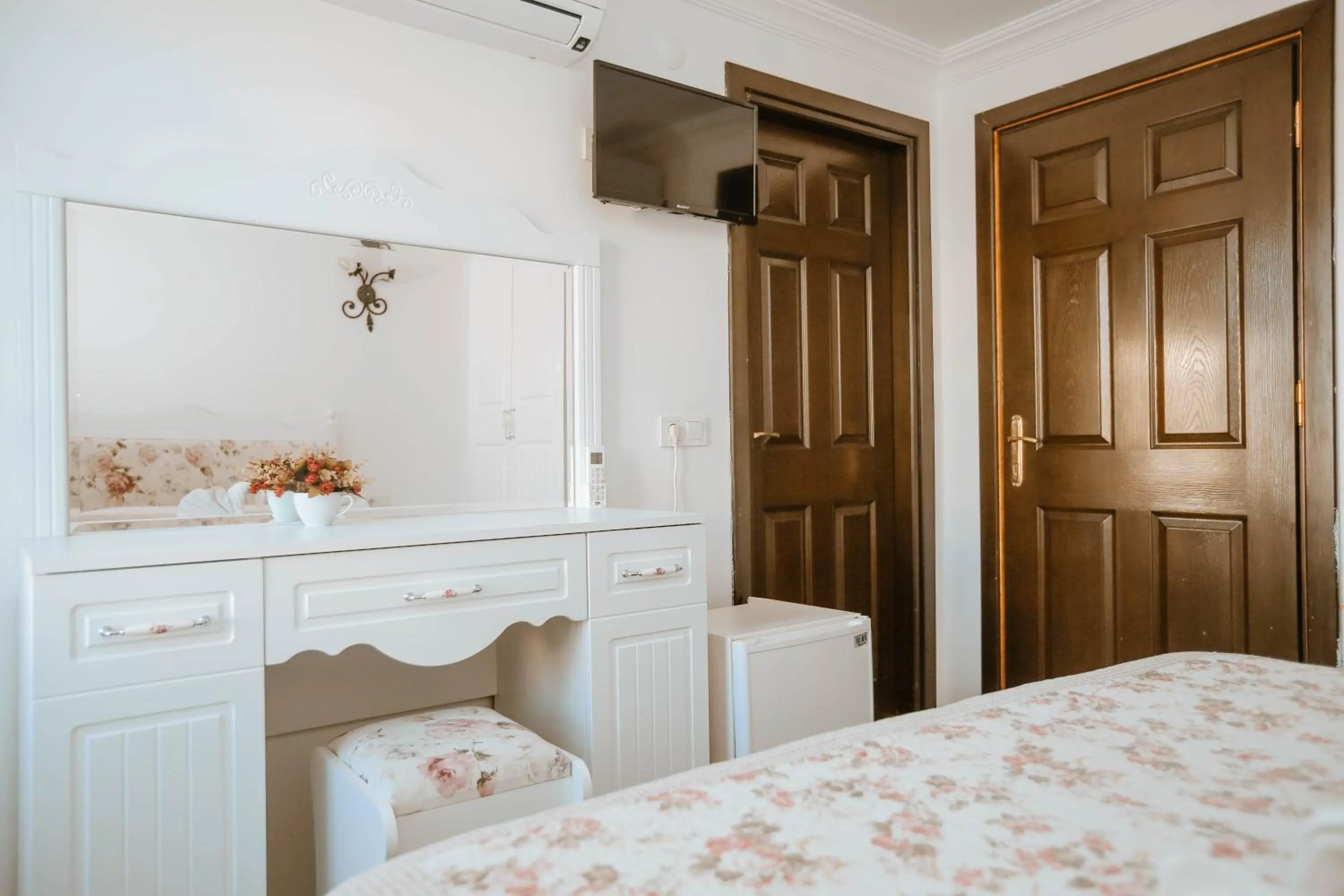 Photo of the whole room in Patio Hotel