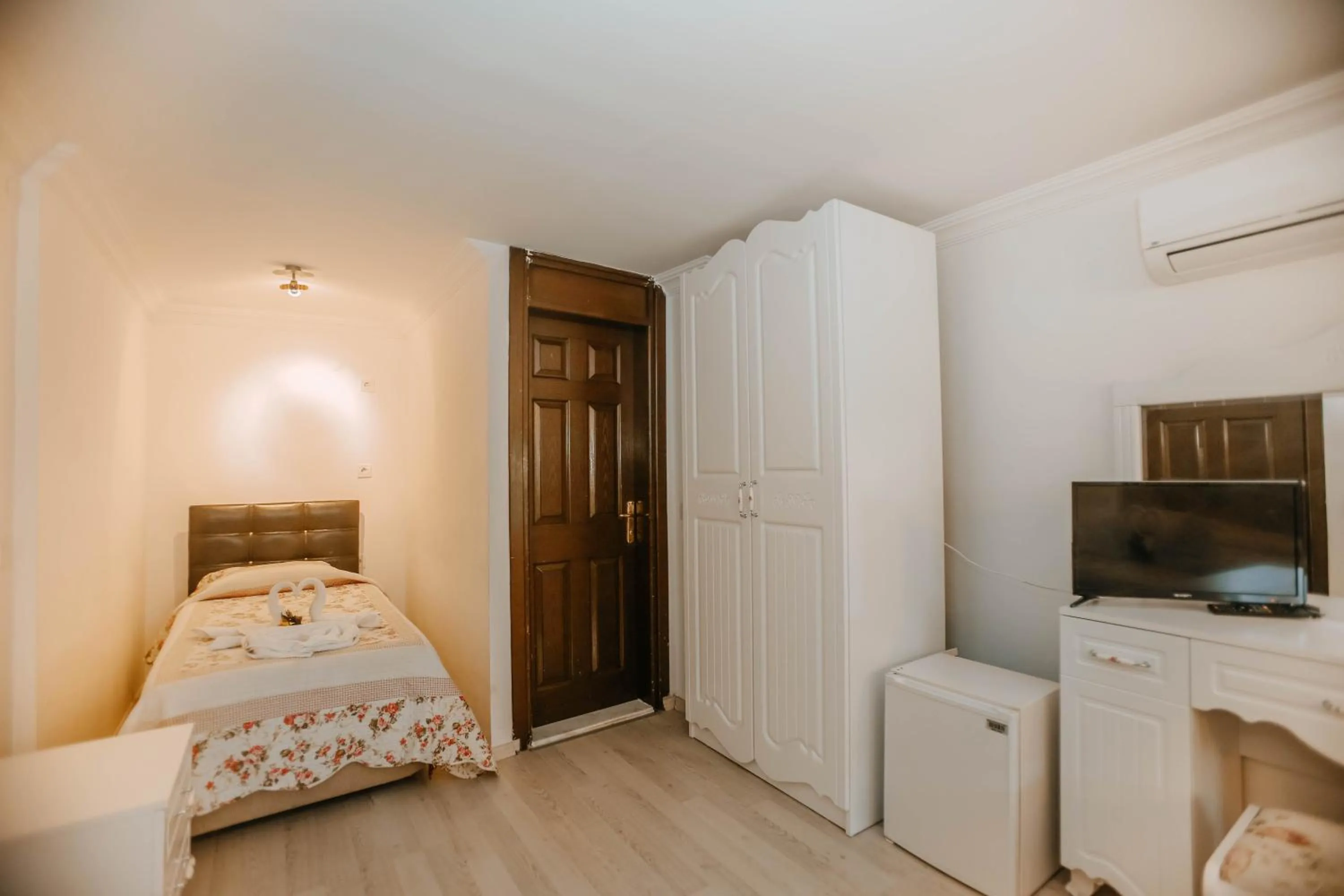 Photo of the whole room in Patio Hotel