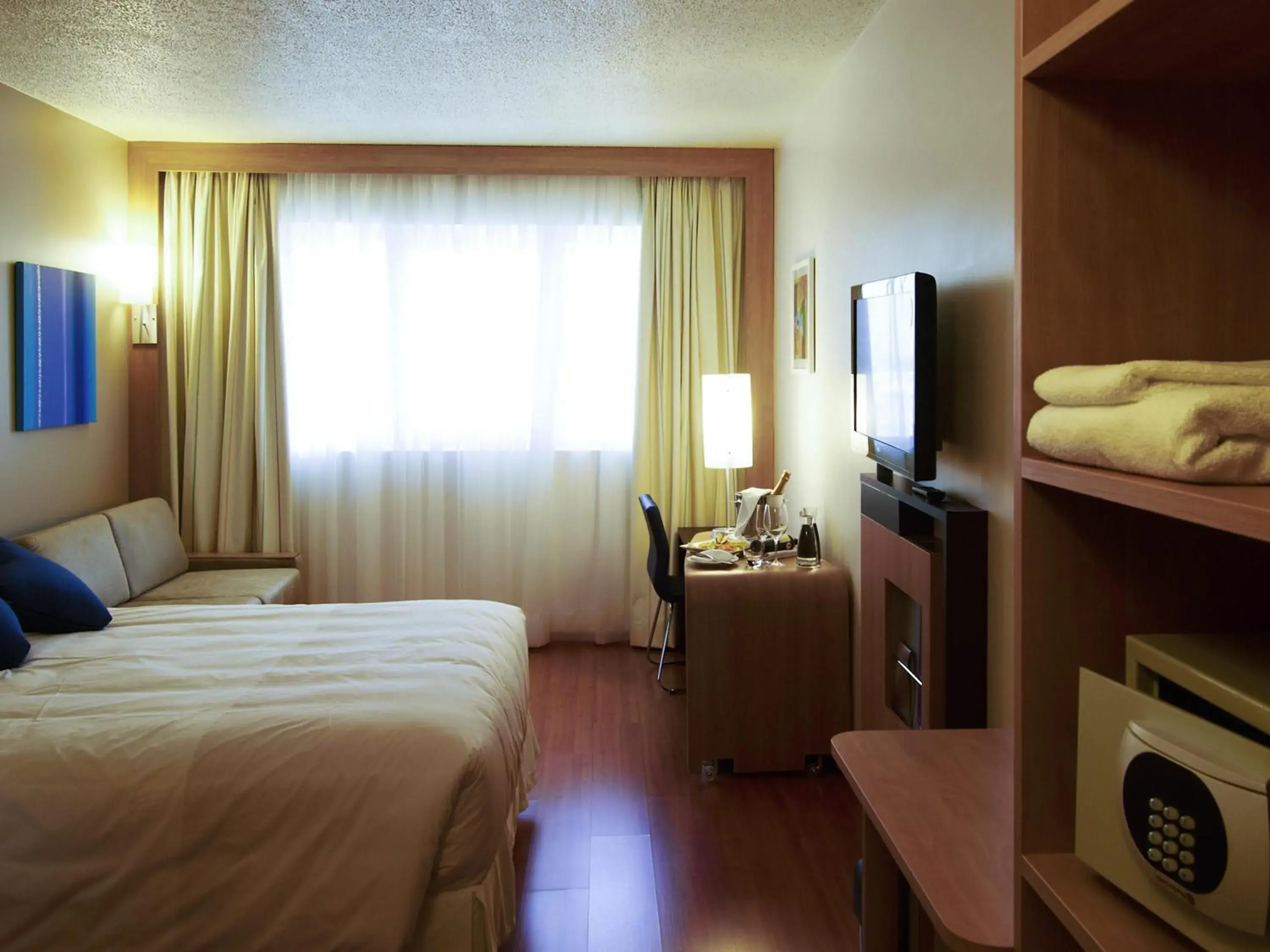 Bedroom, Bed in Novotel Porto Alegre Airport Bedroom, Bed in Novotel Porto Alegre Airport